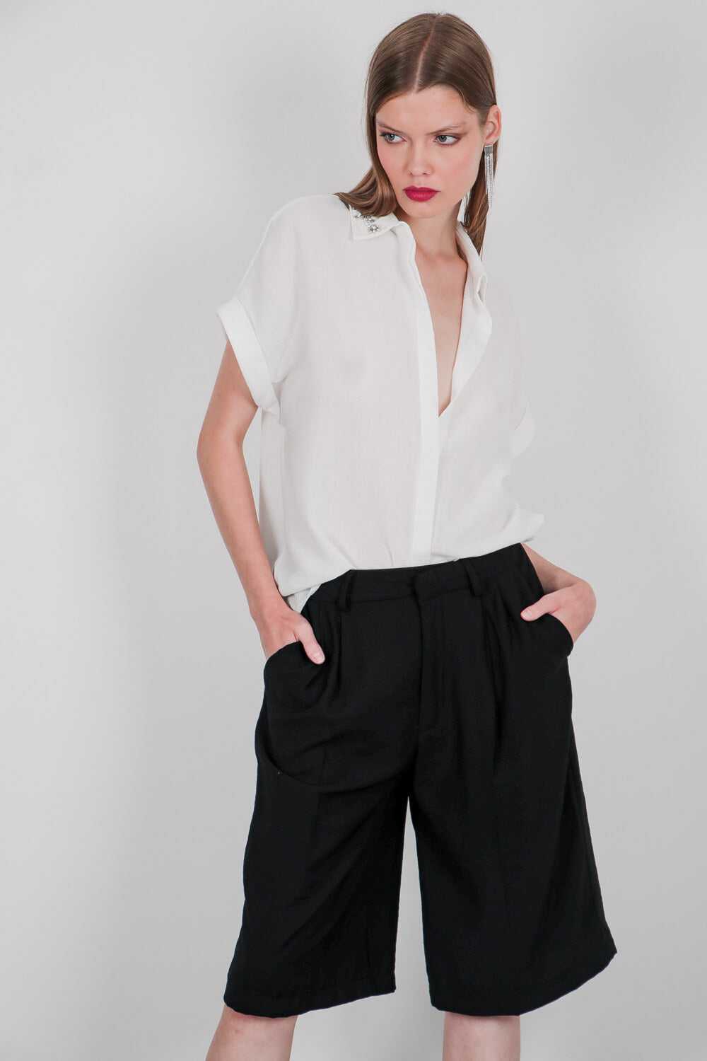 Κοντομάνικο πουκάμισο με πέρλες στον γιακά