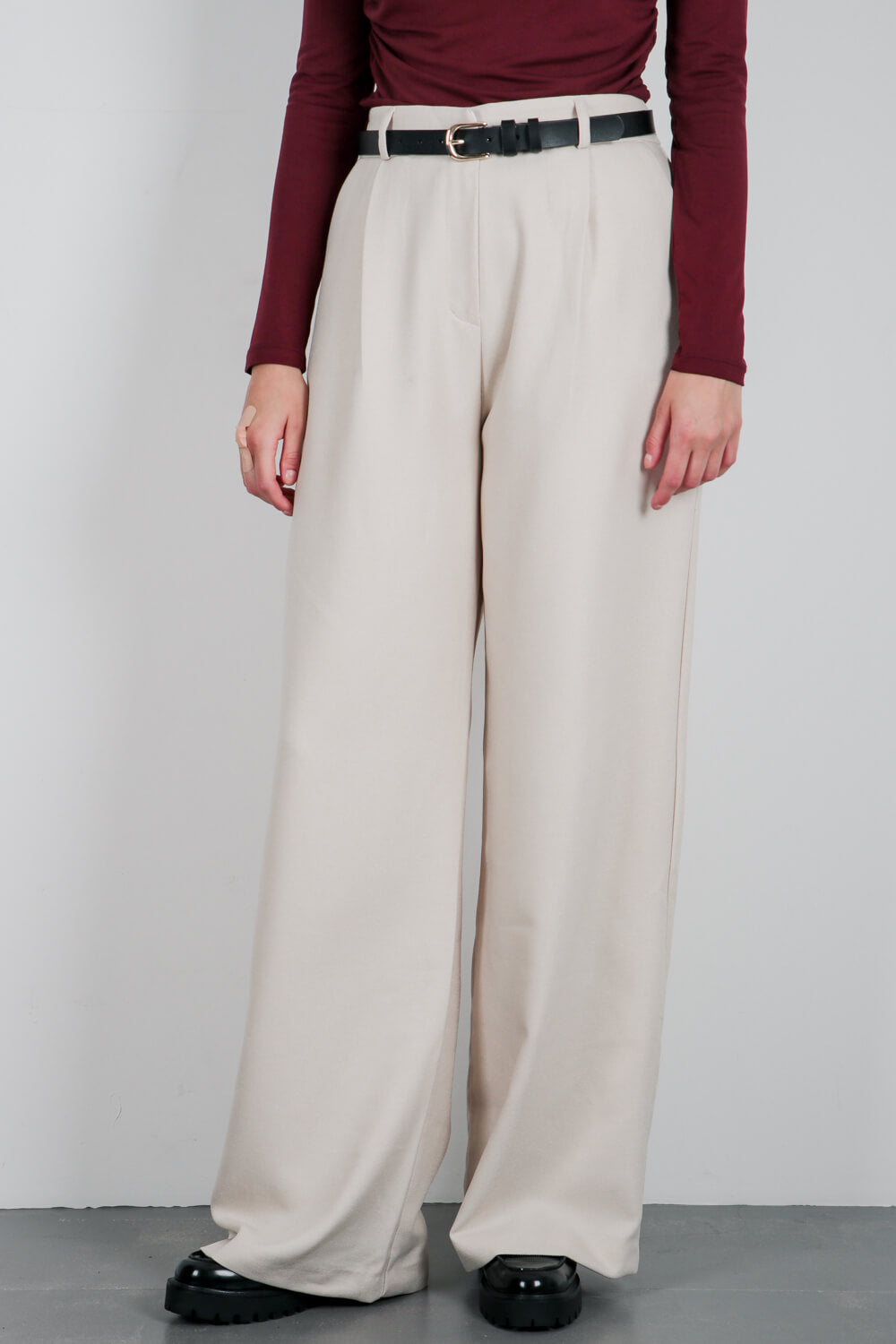 Παντελόνι με φαρδύ μπατζάκι και πιέτες