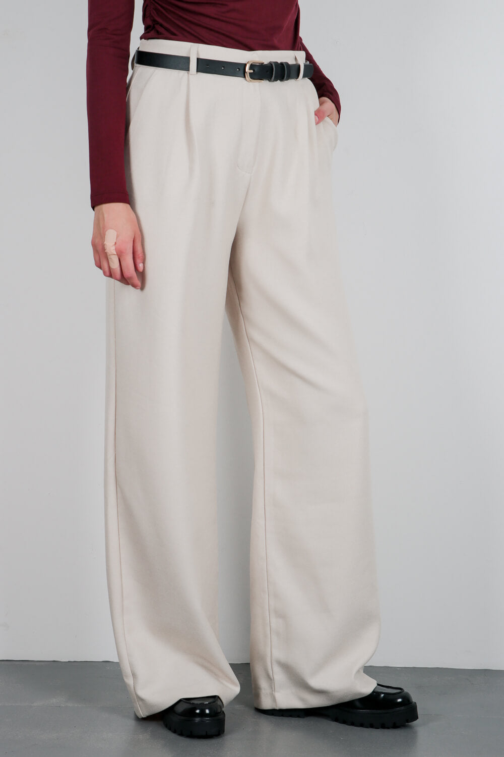 Παντελόνι με φαρδύ μπατζάκι και πιέτες