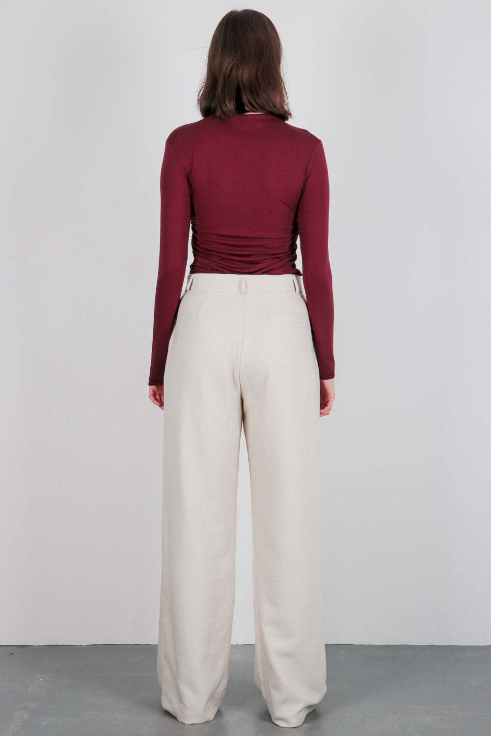 Παντελόνι με φαρδύ μπατζάκι και πιέτες