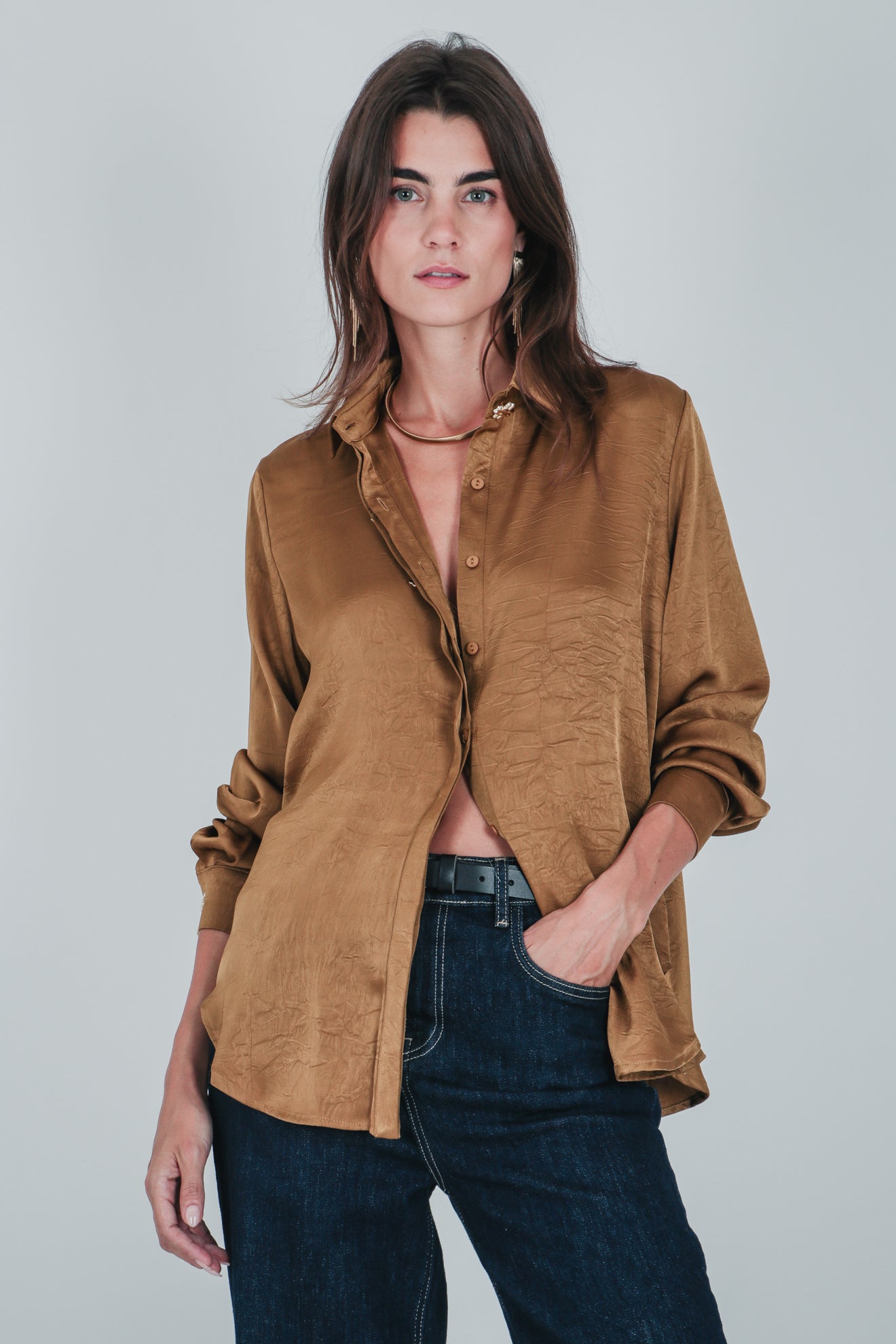 Σατέν πουκάμισο με χρυσαφί κουμπιά