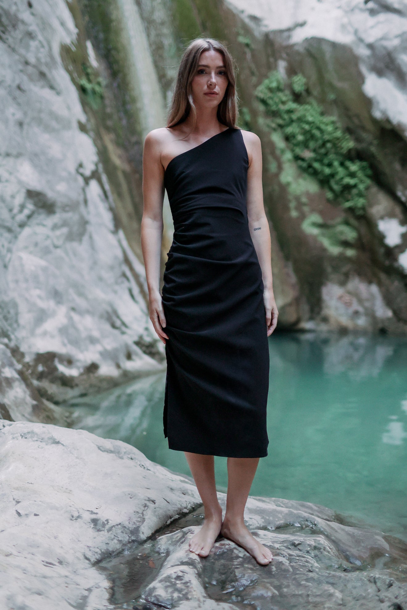 Ασύμμετρο εφαρμοστό φόρεμα