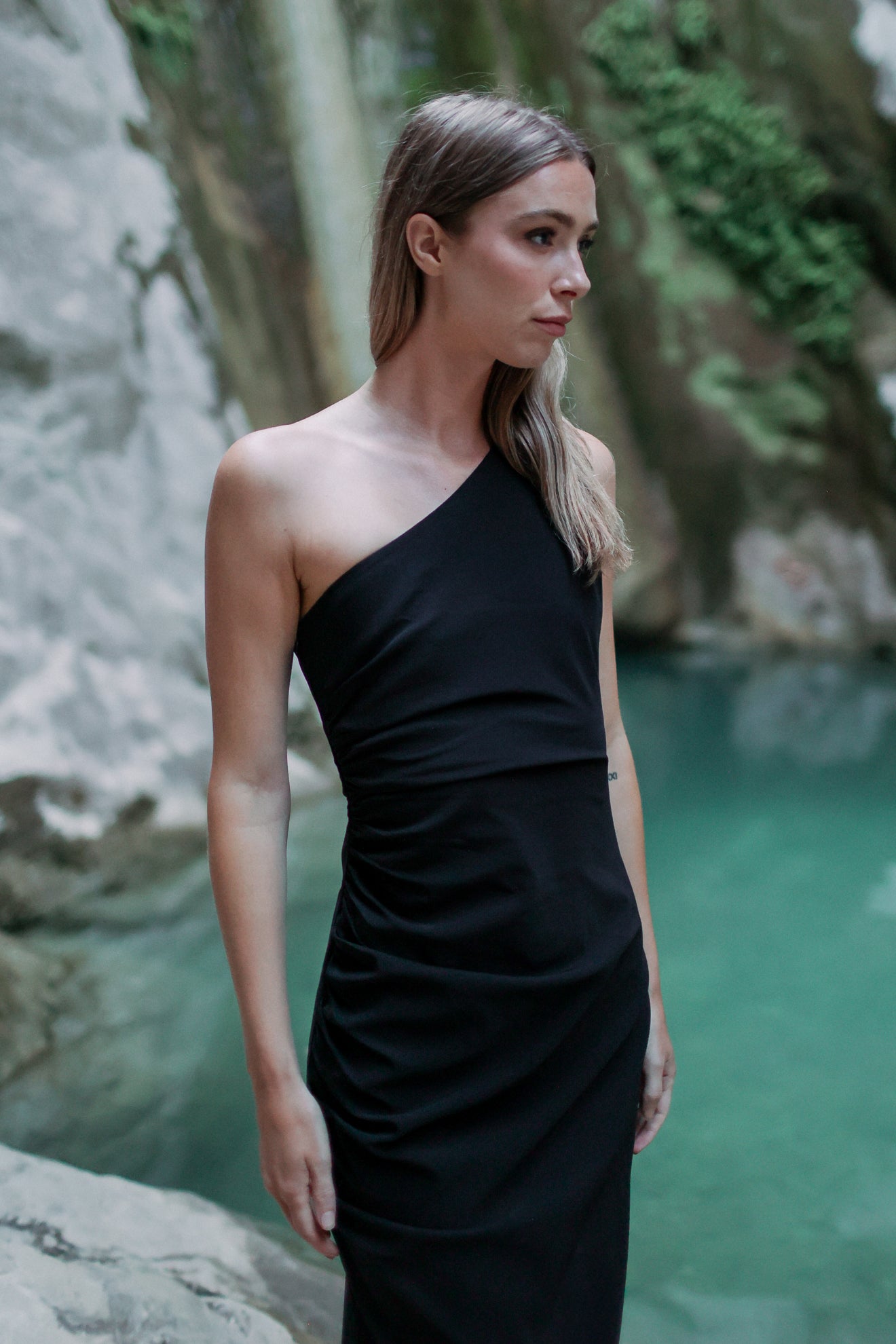 Ασύμμετρο εφαρμοστό φόρεμα