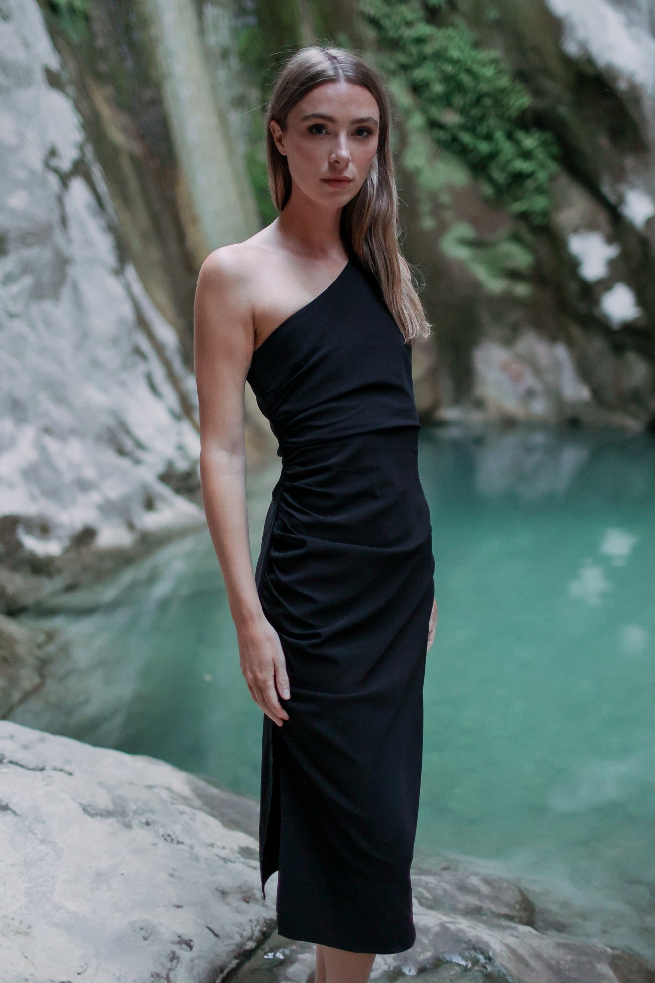 Ασύμμετρο εφαρμοστό φόρεμα