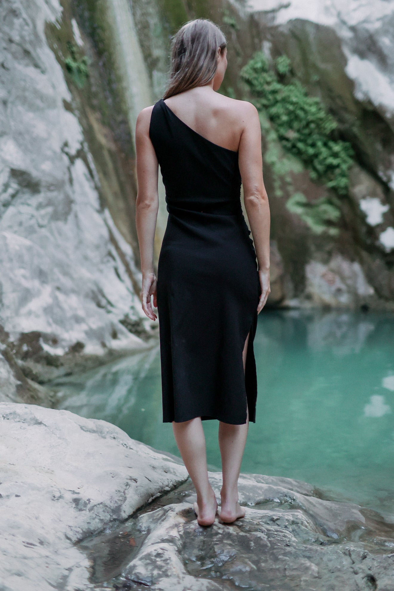 Ασύμμετρο εφαρμοστό φόρεμα