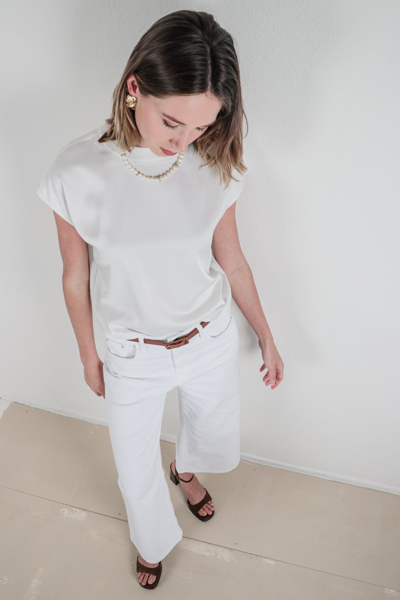 Σατινέ μπλούζα με κολιέ