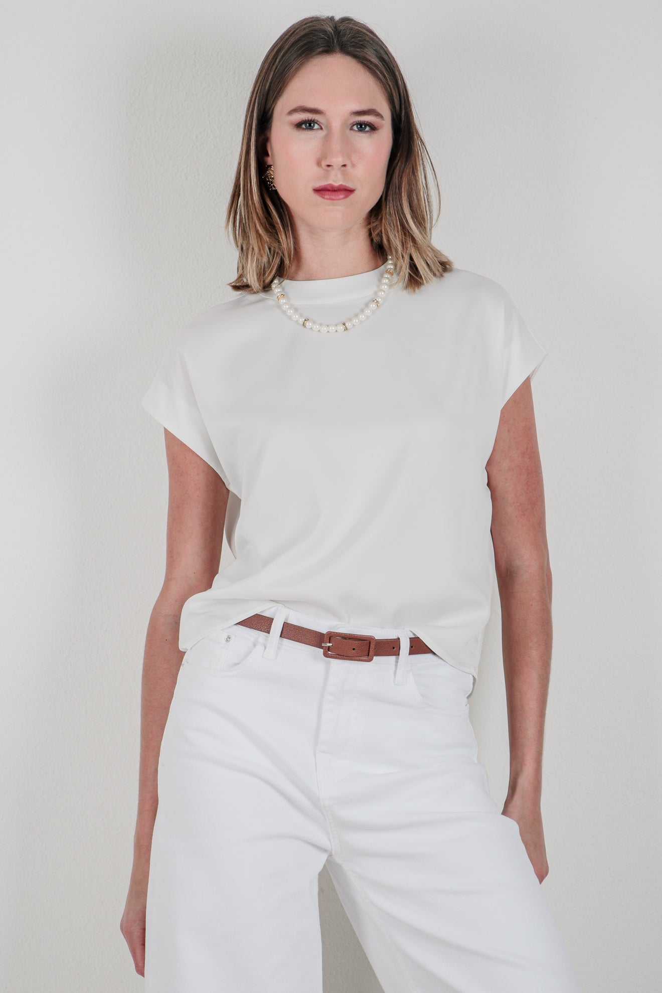 Σατινέ μπλούζα με κολιέ