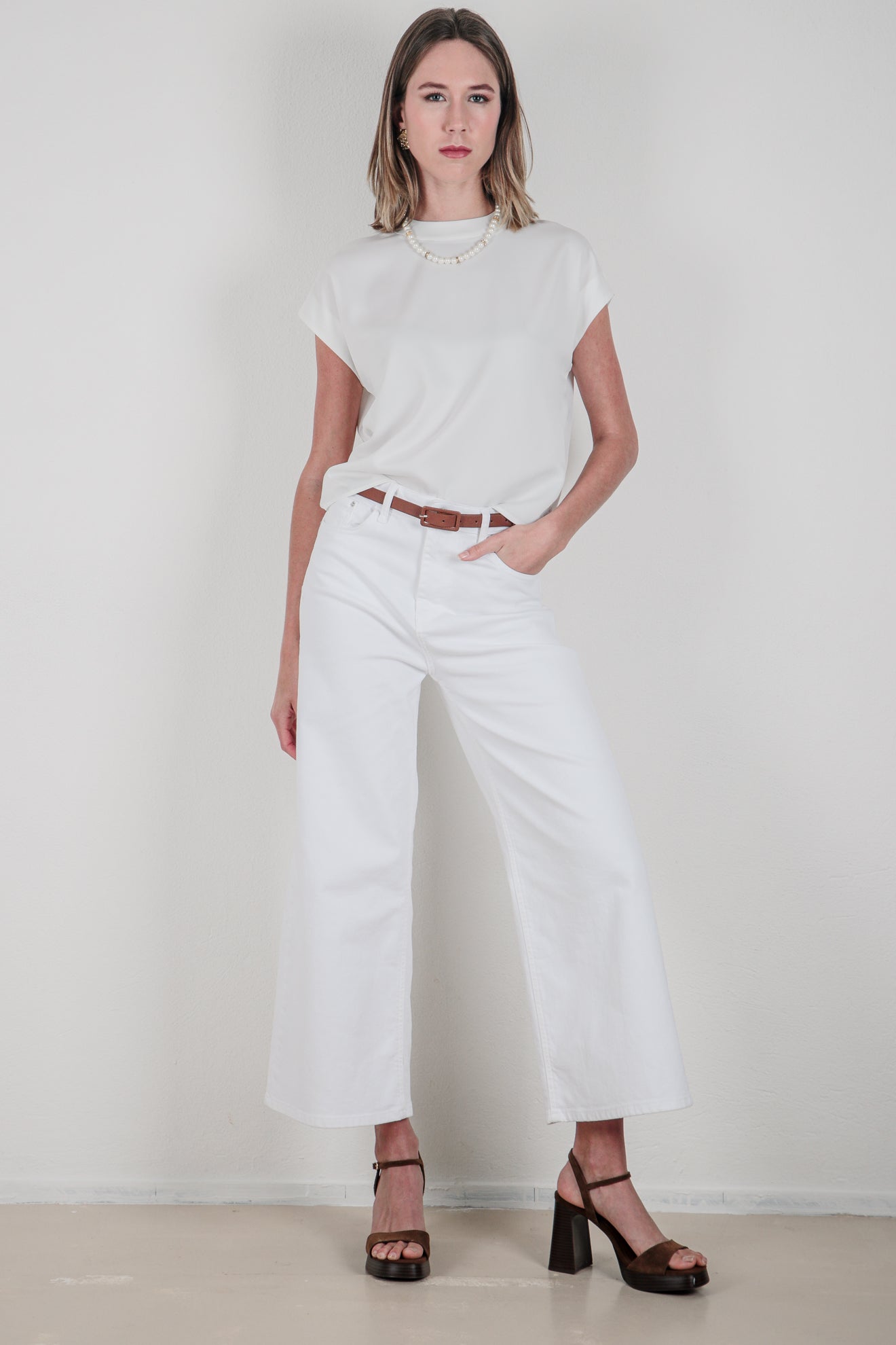 Σατινέ μπλούζα με κολιέ