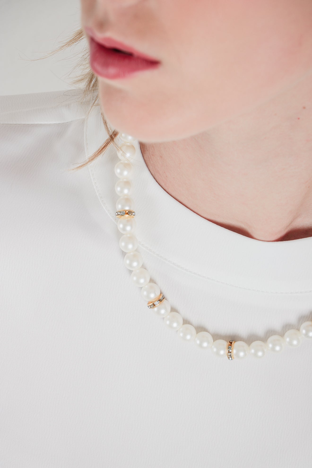 Σατινέ μπλούζα με κολιέ