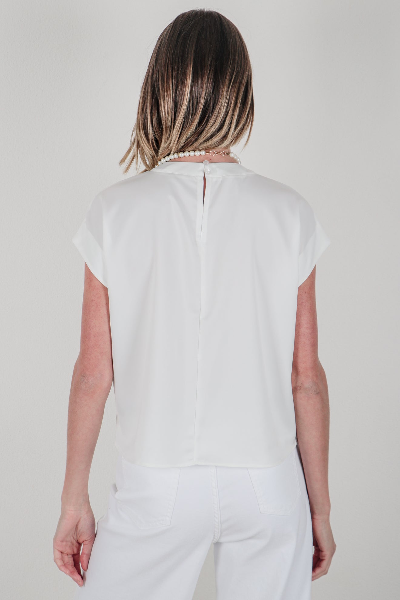 Σατινέ μπλούζα με κολιέ