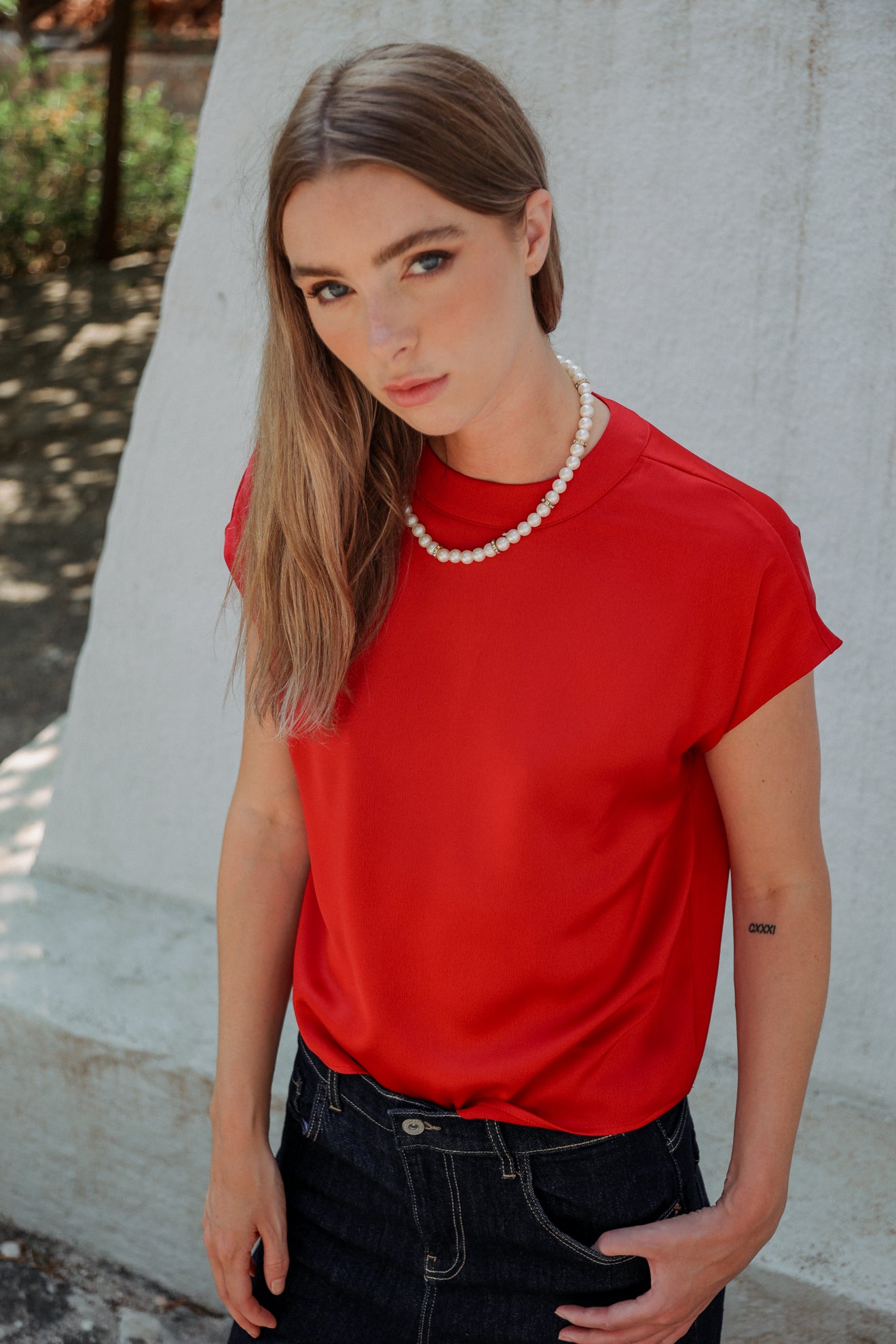 Σατινέ μπλούζα με κολιέ