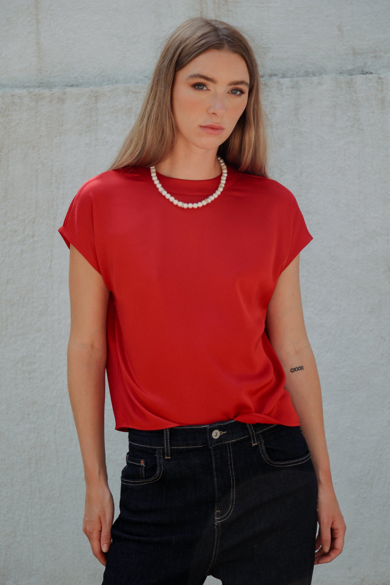 Σατινέ μπλούζα με κολιέ