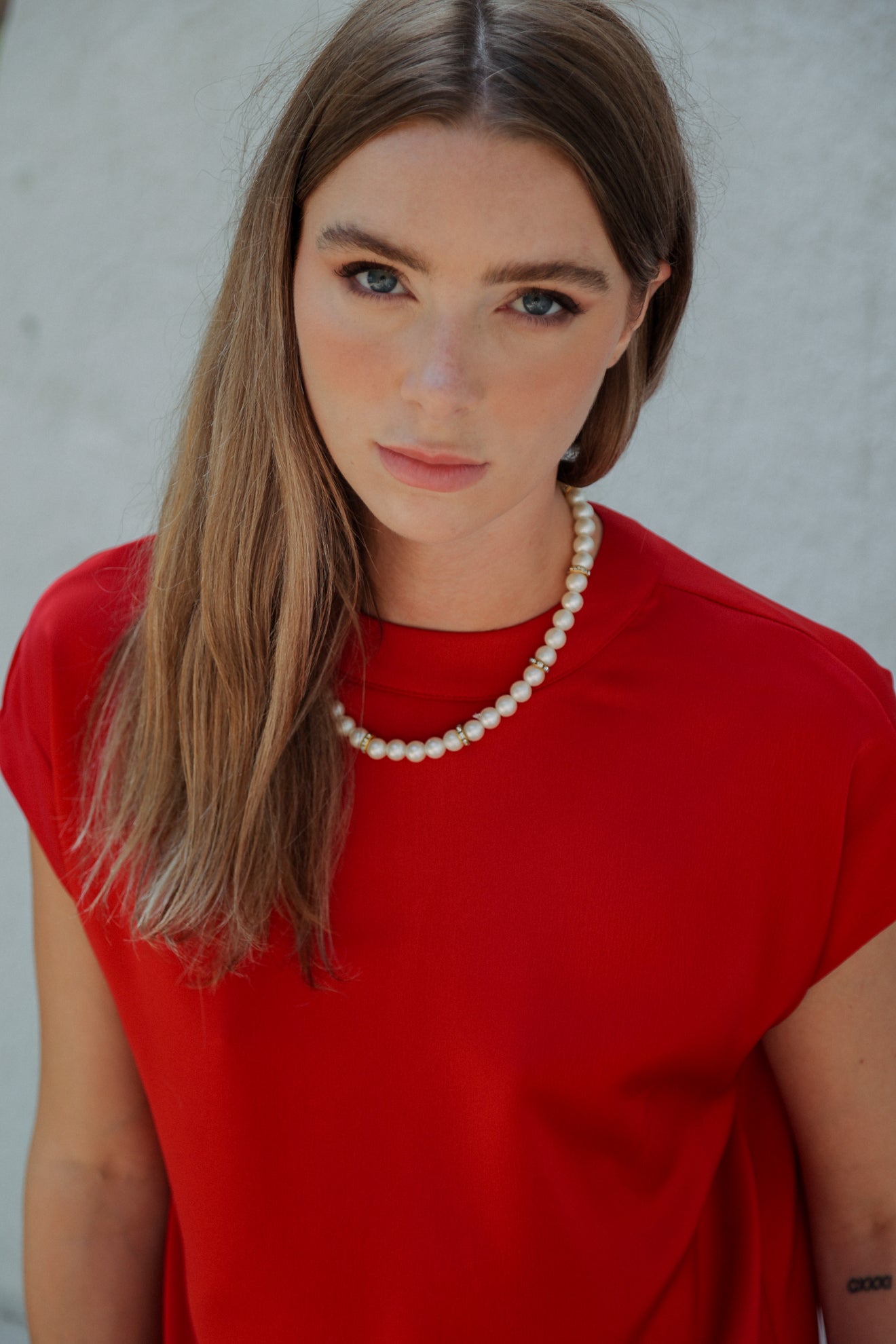 Σατινέ μπλούζα με κολιέ