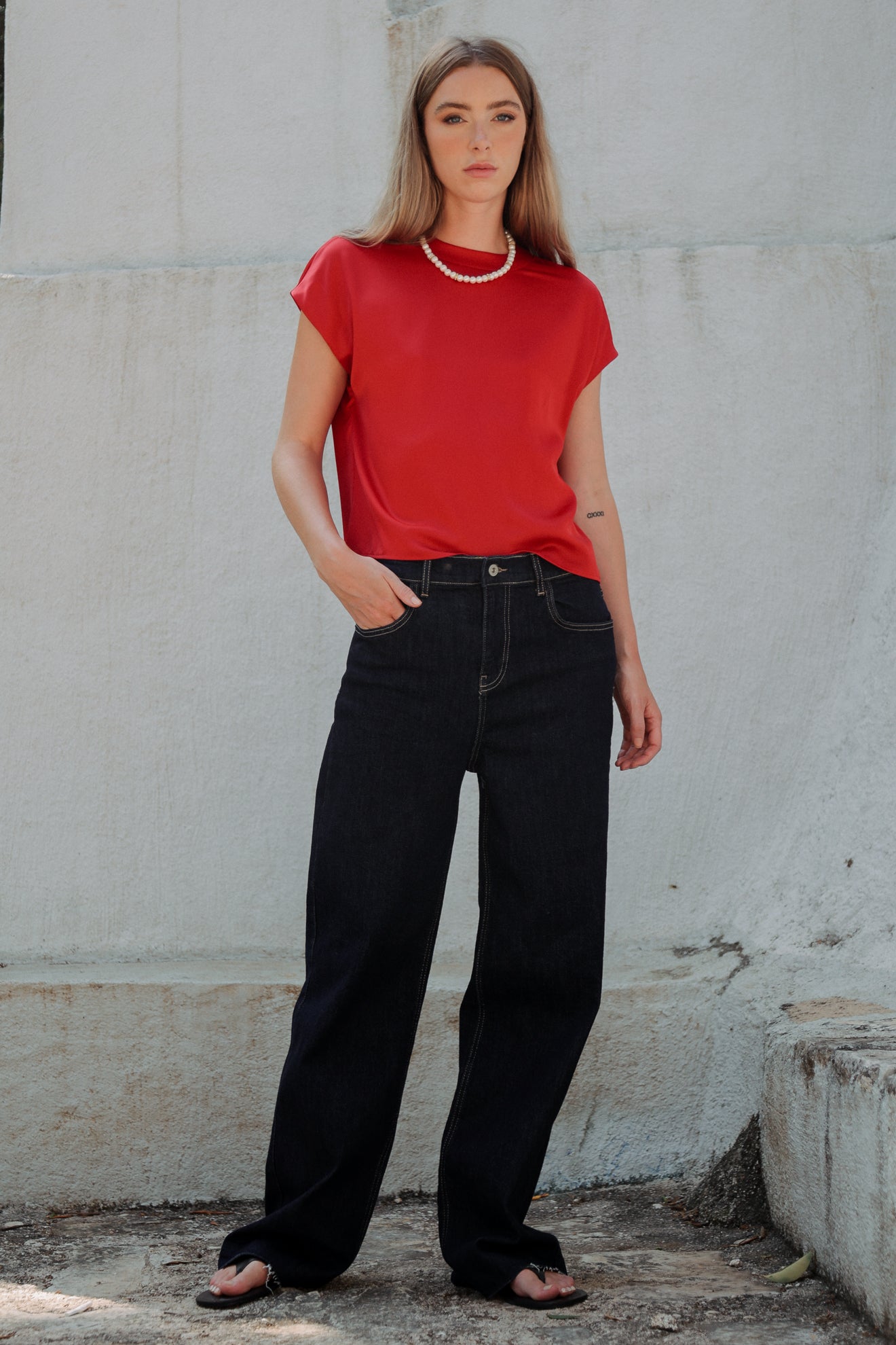 Σατινέ μπλούζα με κολιέ