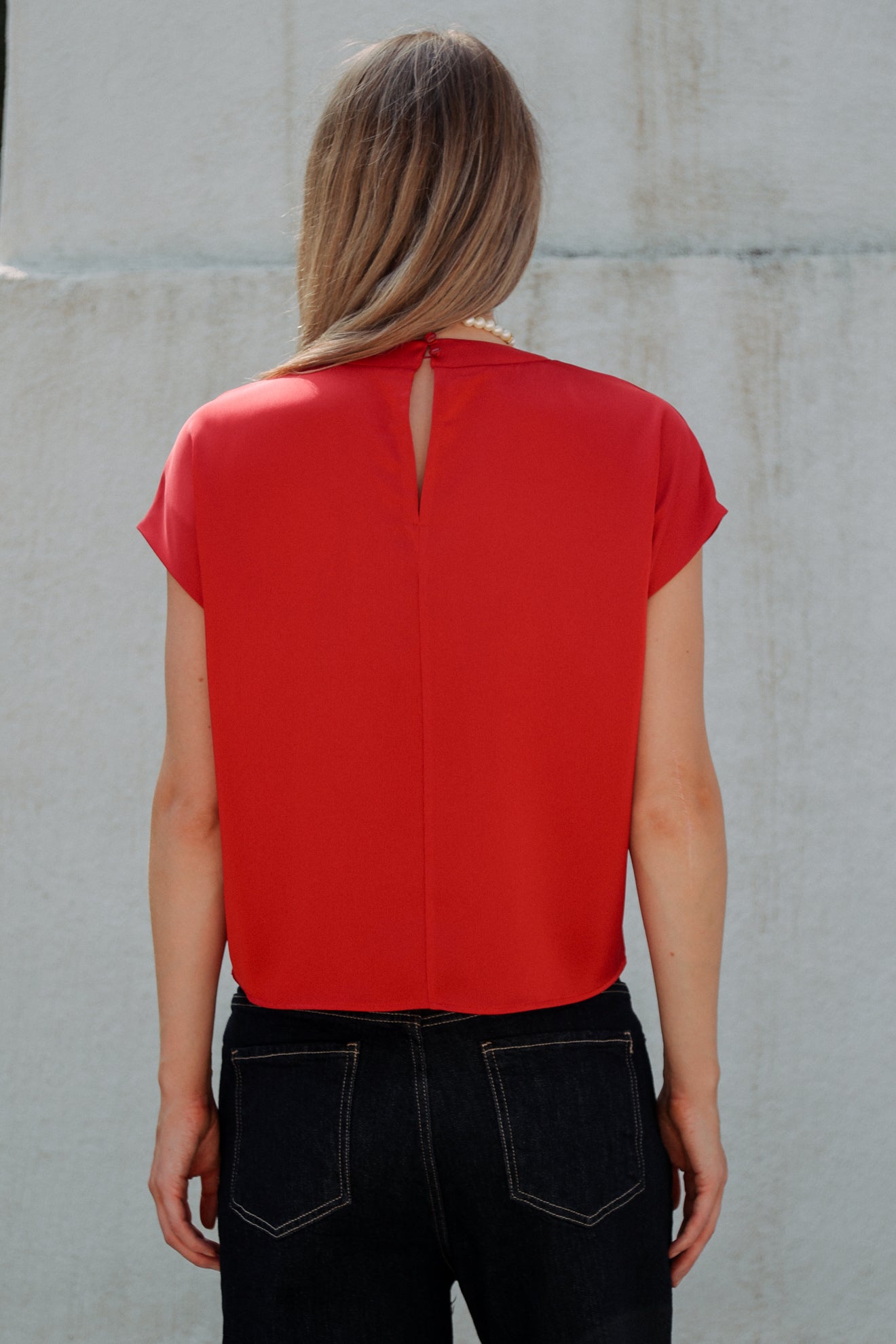 Σατινέ μπλούζα με κολιέ