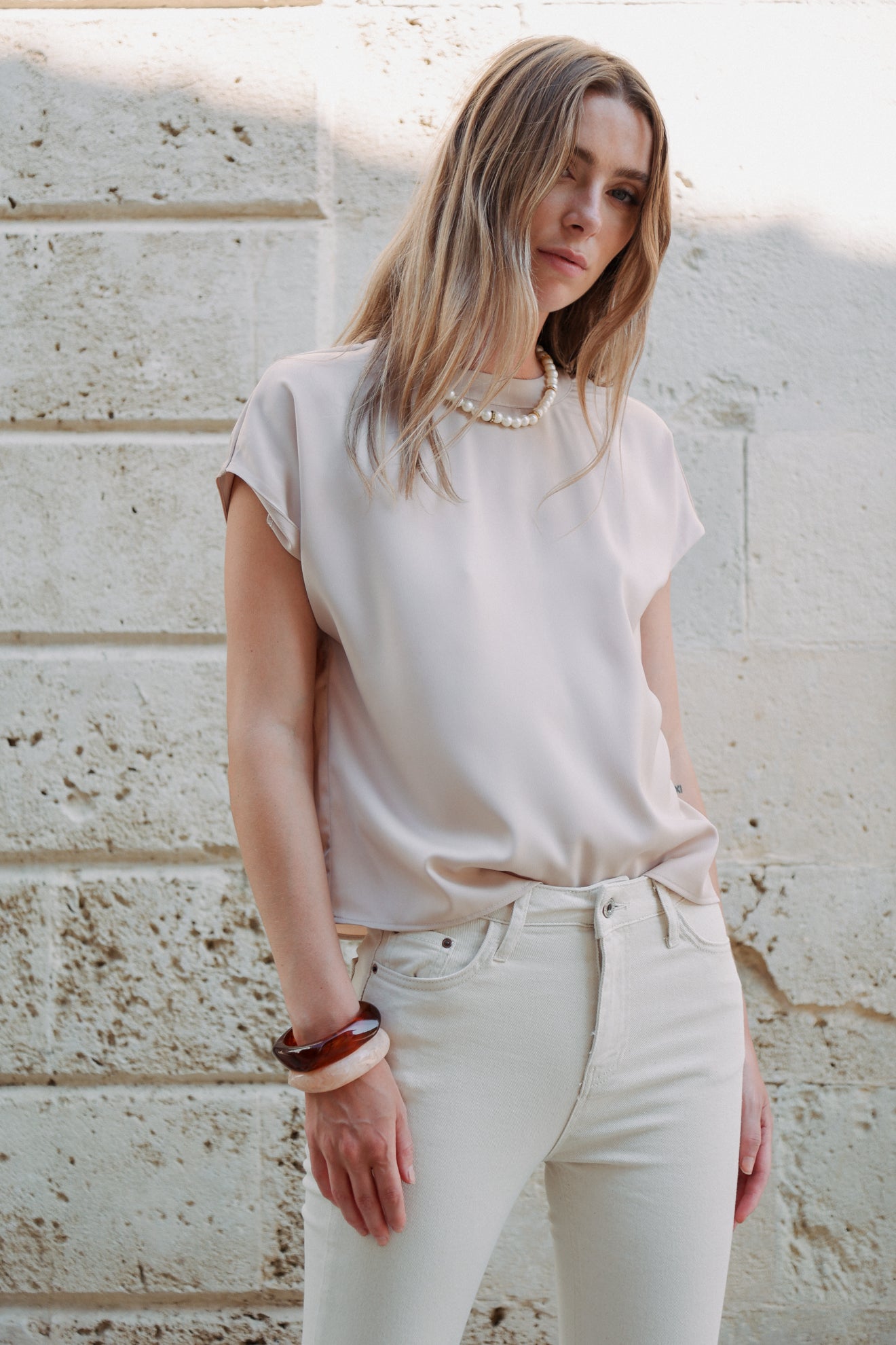 Σατινέ μπλούζα με κολιέ