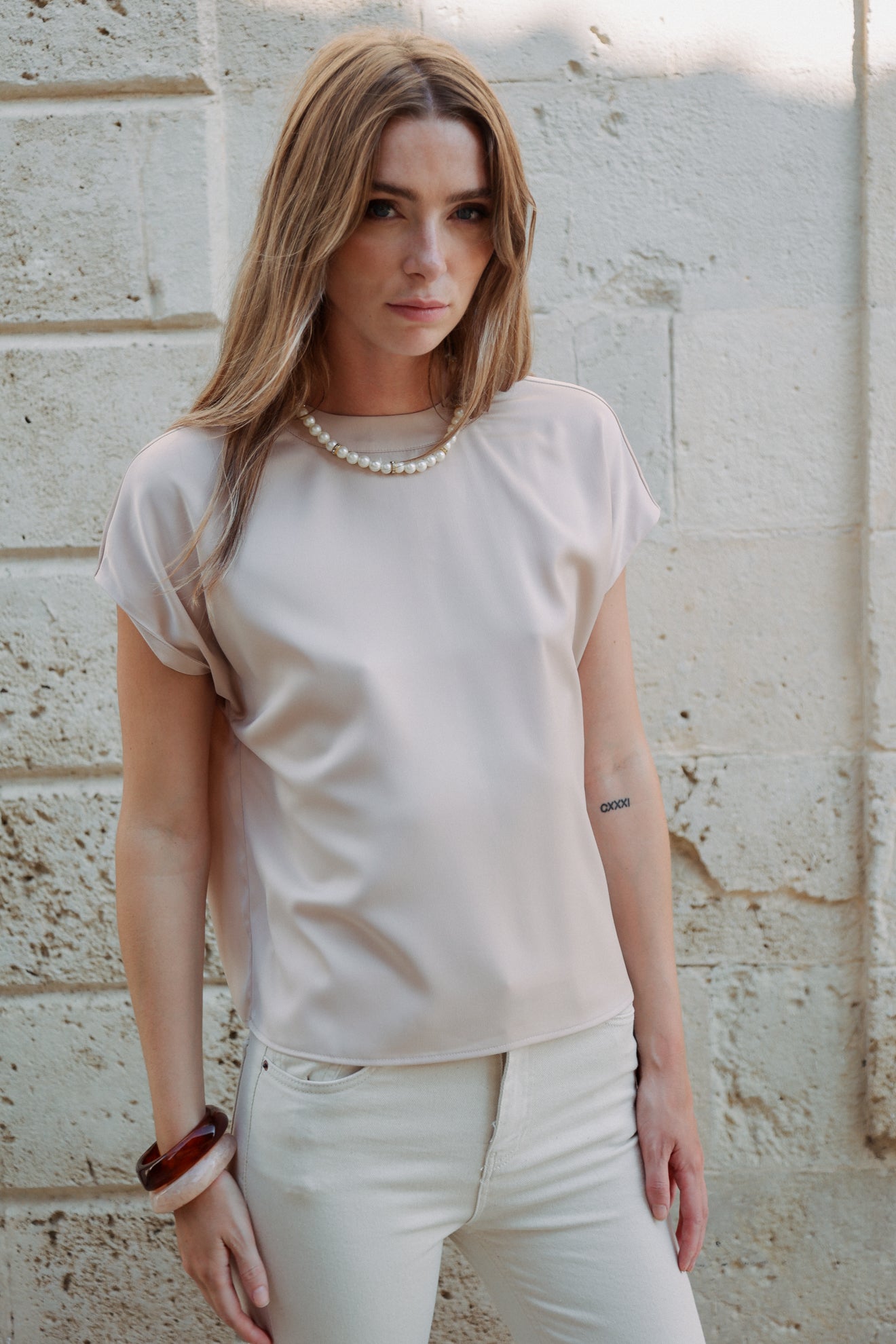 Σατινέ μπλούζα με κολιέ