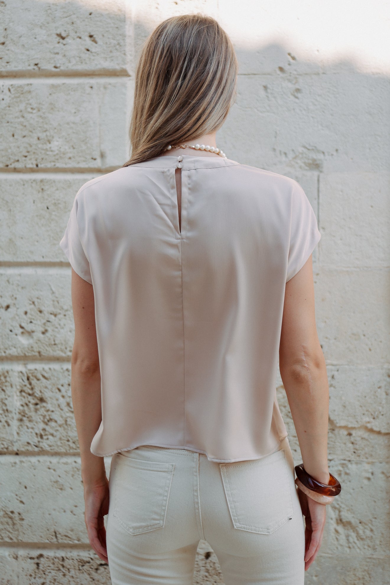 Σατινέ μπλούζα με κολιέ