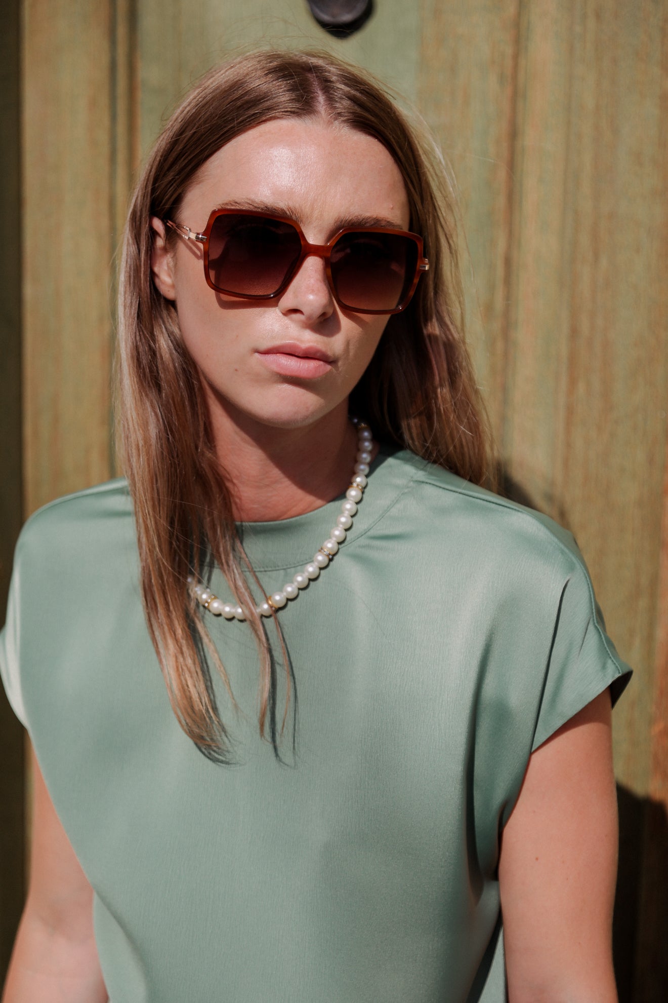 Σατινέ μπλούζα με κολιέ