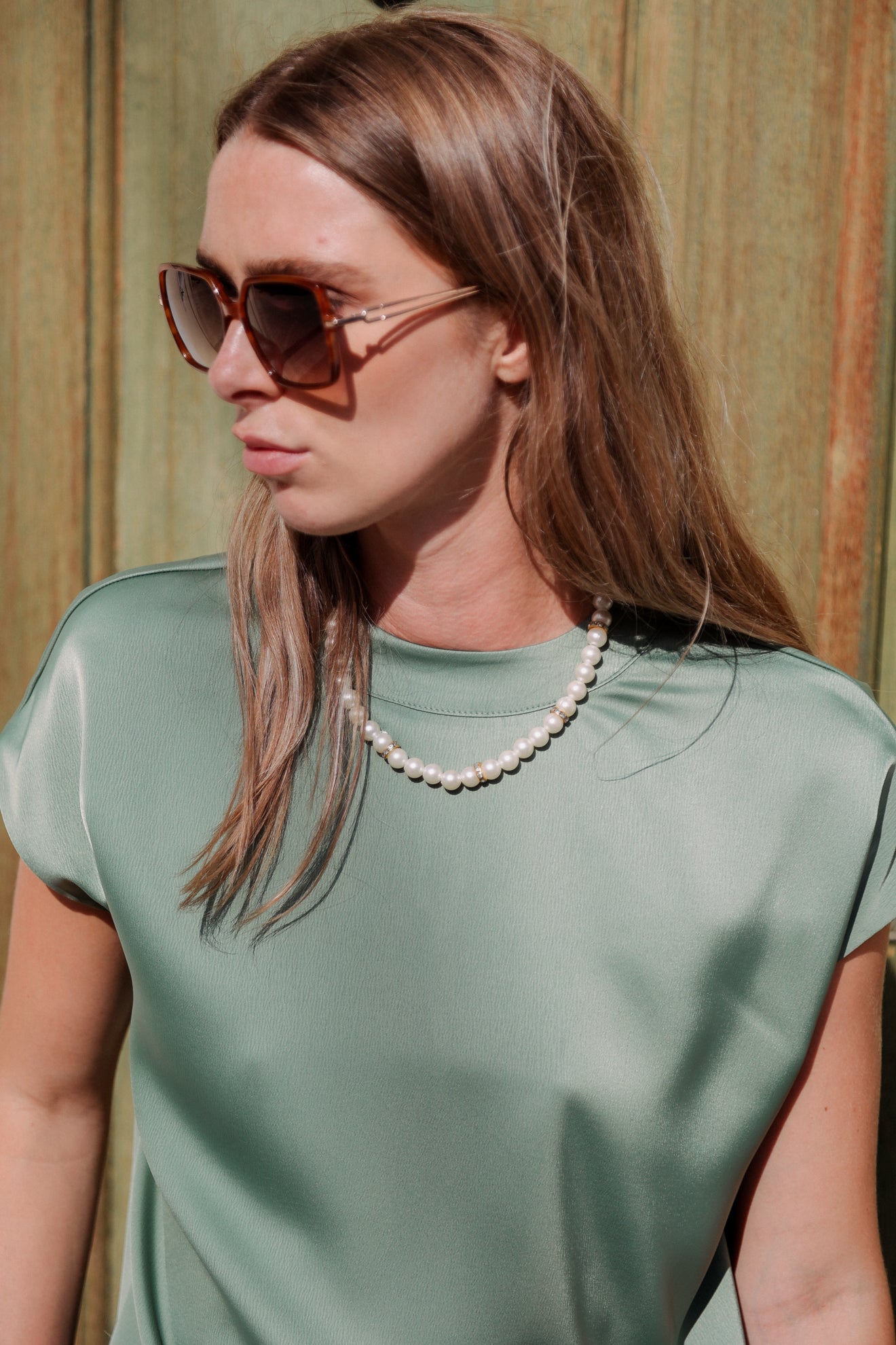 Σατινέ μπλούζα με κολιέ