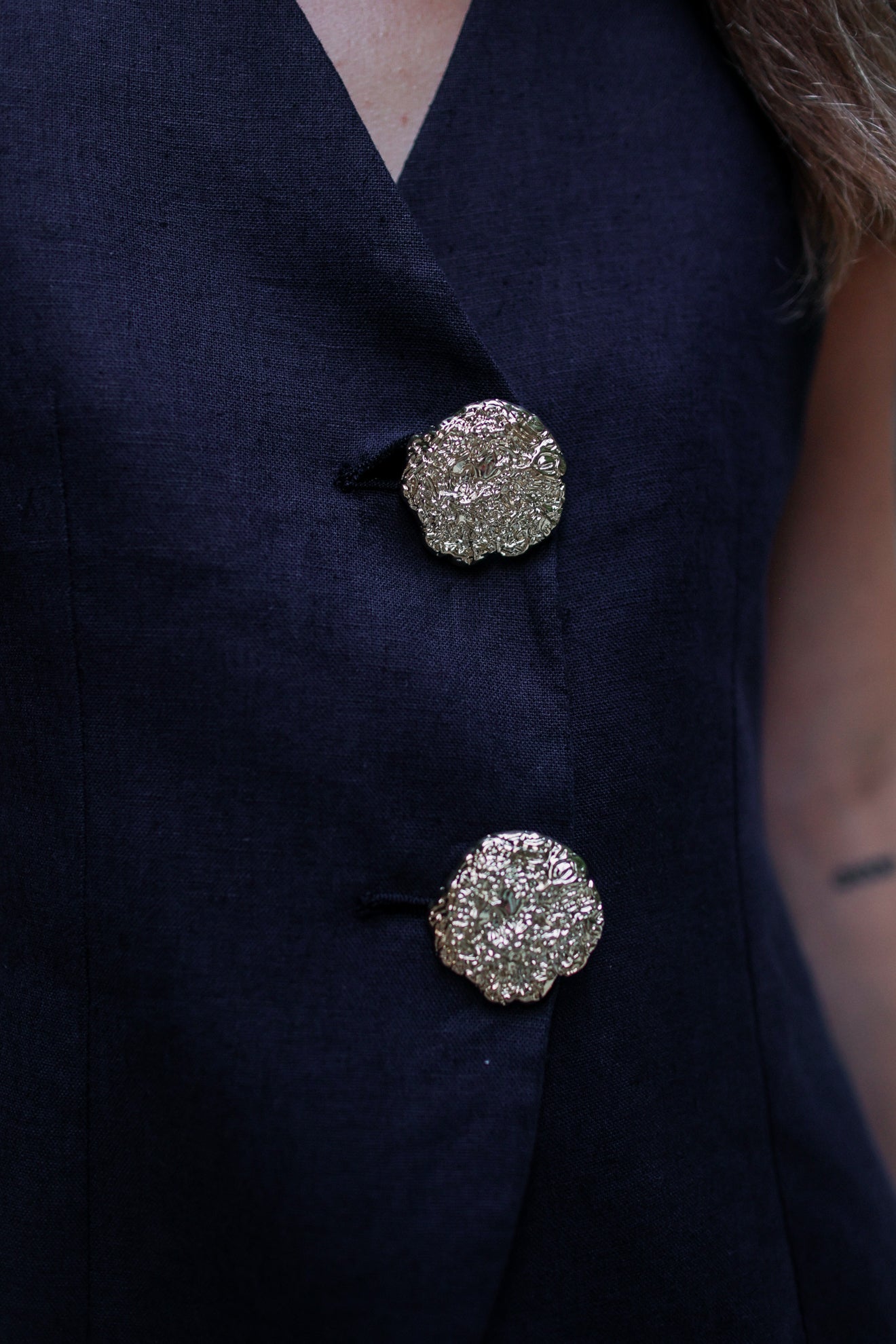 Γιλέκο με χρυσαφί κουμπιά