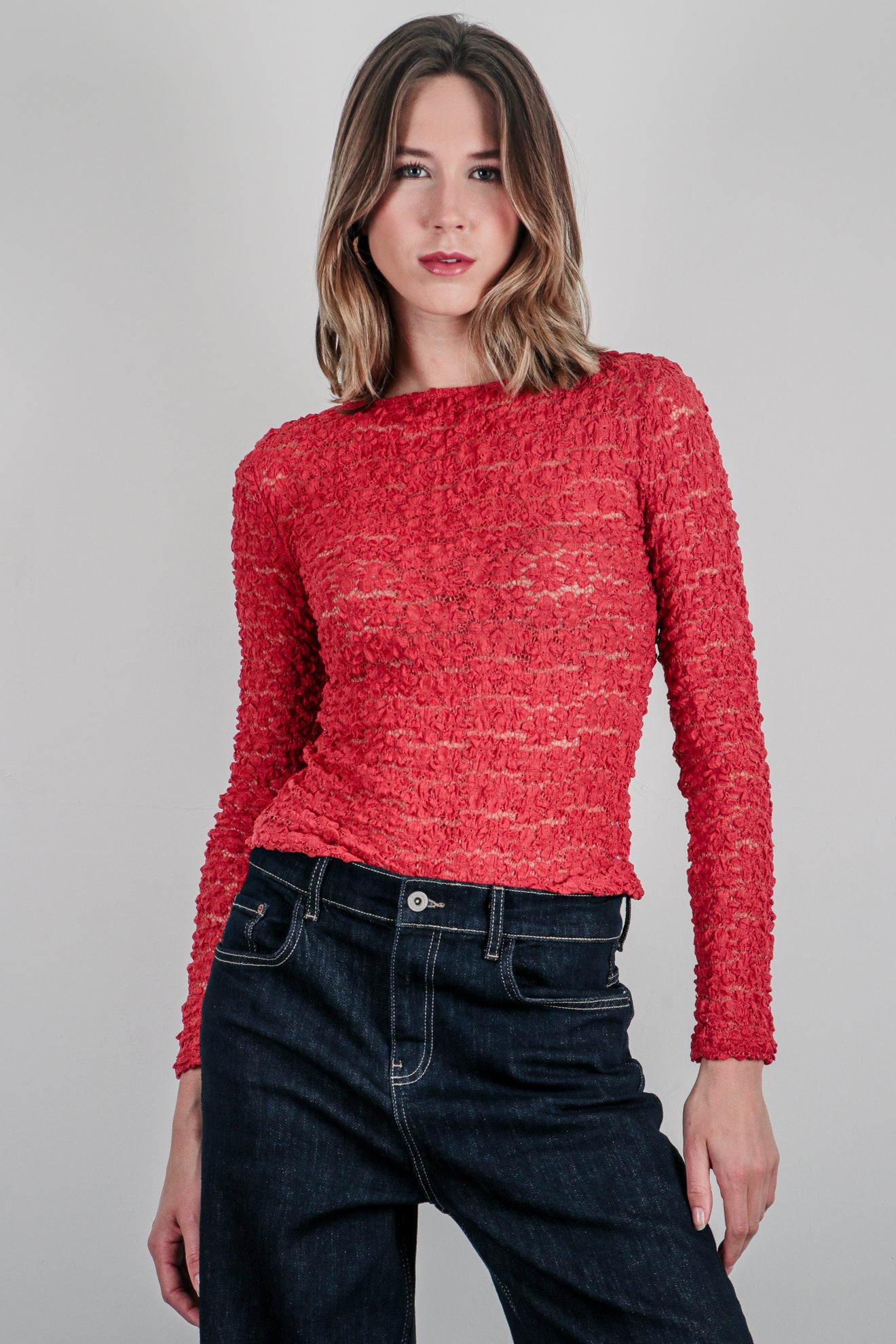 Τοπ με δαντέλα και μακρύ μανίκι