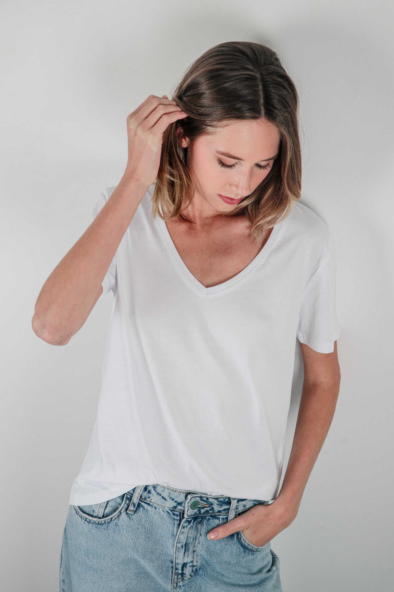 Βαμβακερή μπλούζα με V ντεκολτέ basic