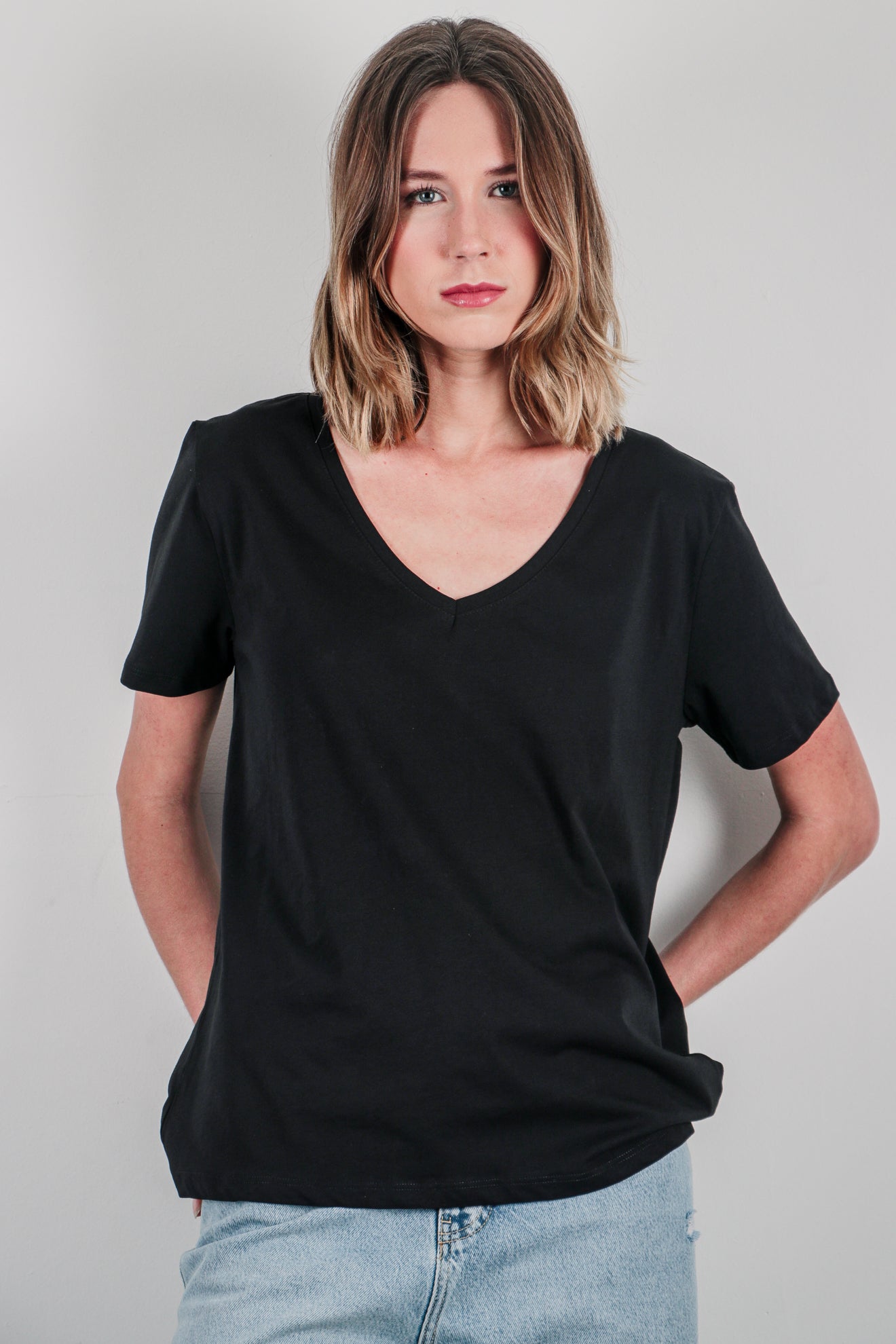Βαμβακερή μπλούζα με V ντεκολτέ basic