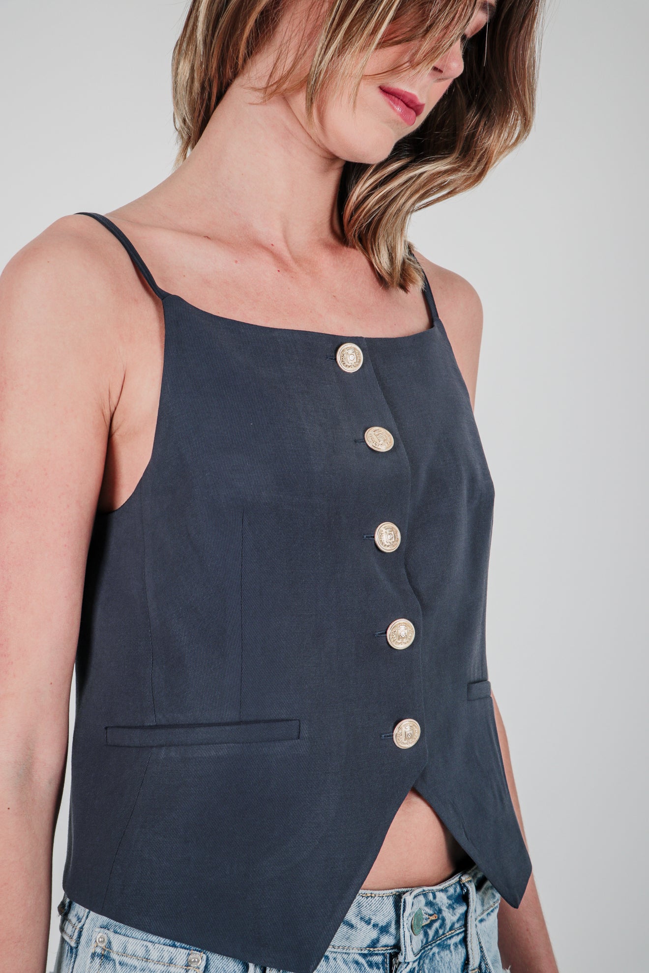 Αμάνικο τοπ με χρυσαφί κουμπιά