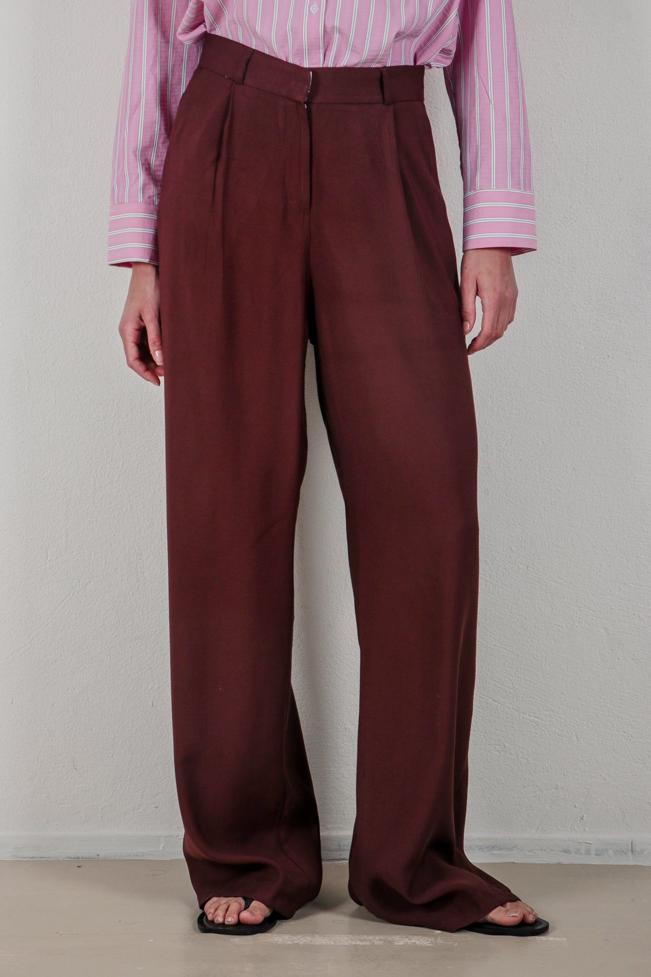 Παντελόνι με φαρδύ μπατζάκι και πιέτες