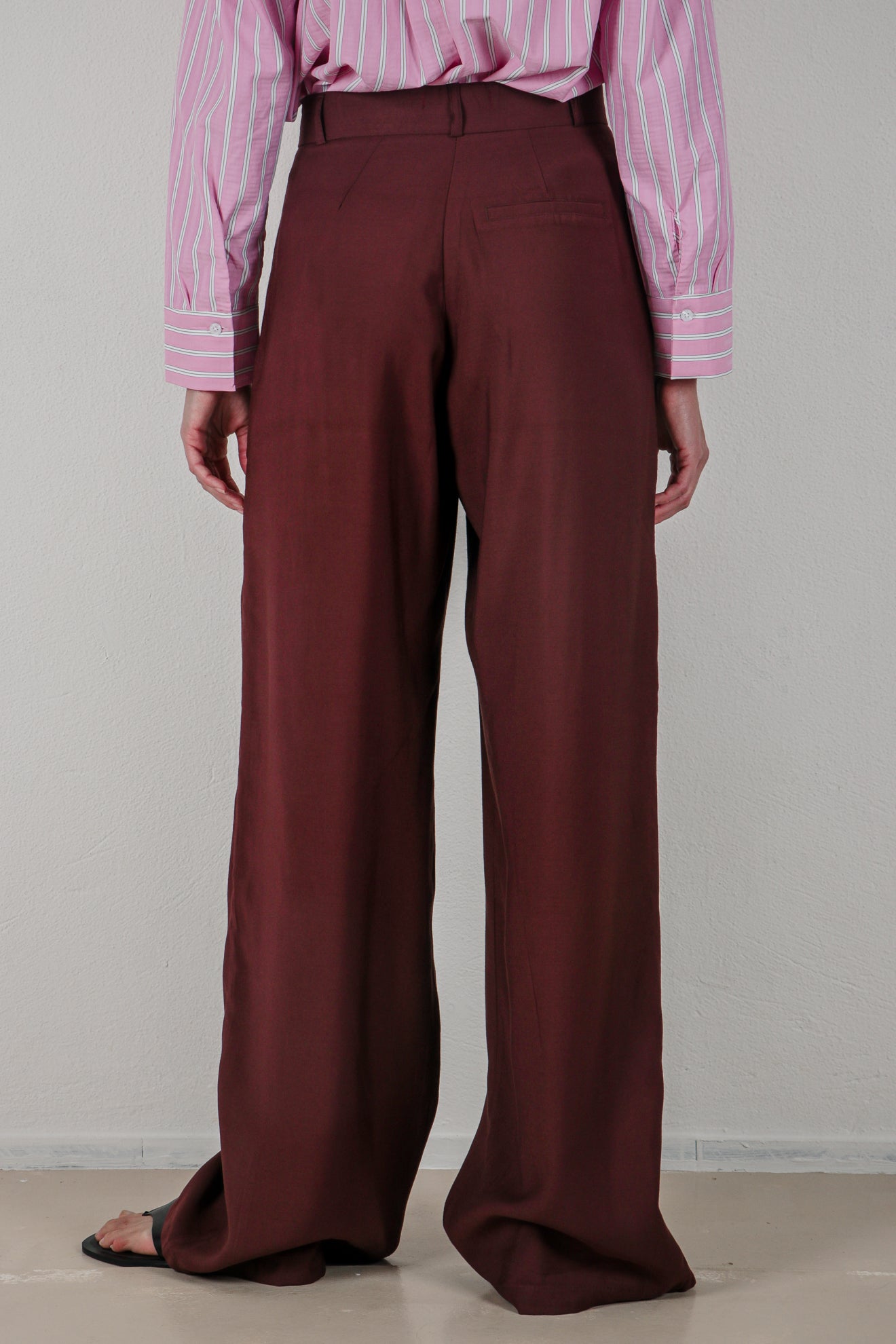 Παντελόνι με φαρδύ μπατζάκι και πιέτες