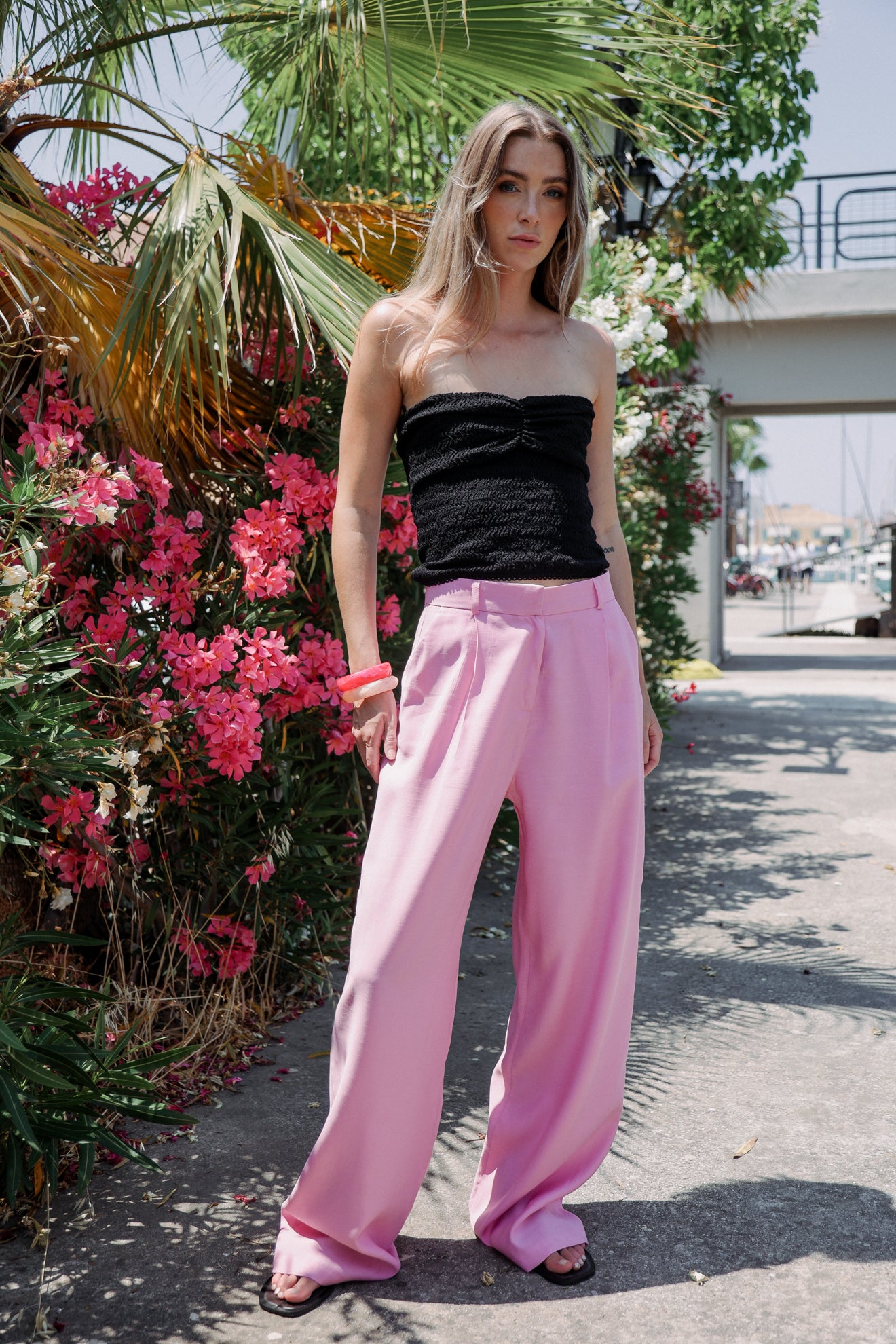 Παντελόνι με φαρδύ μπατζάκι και πιέτες