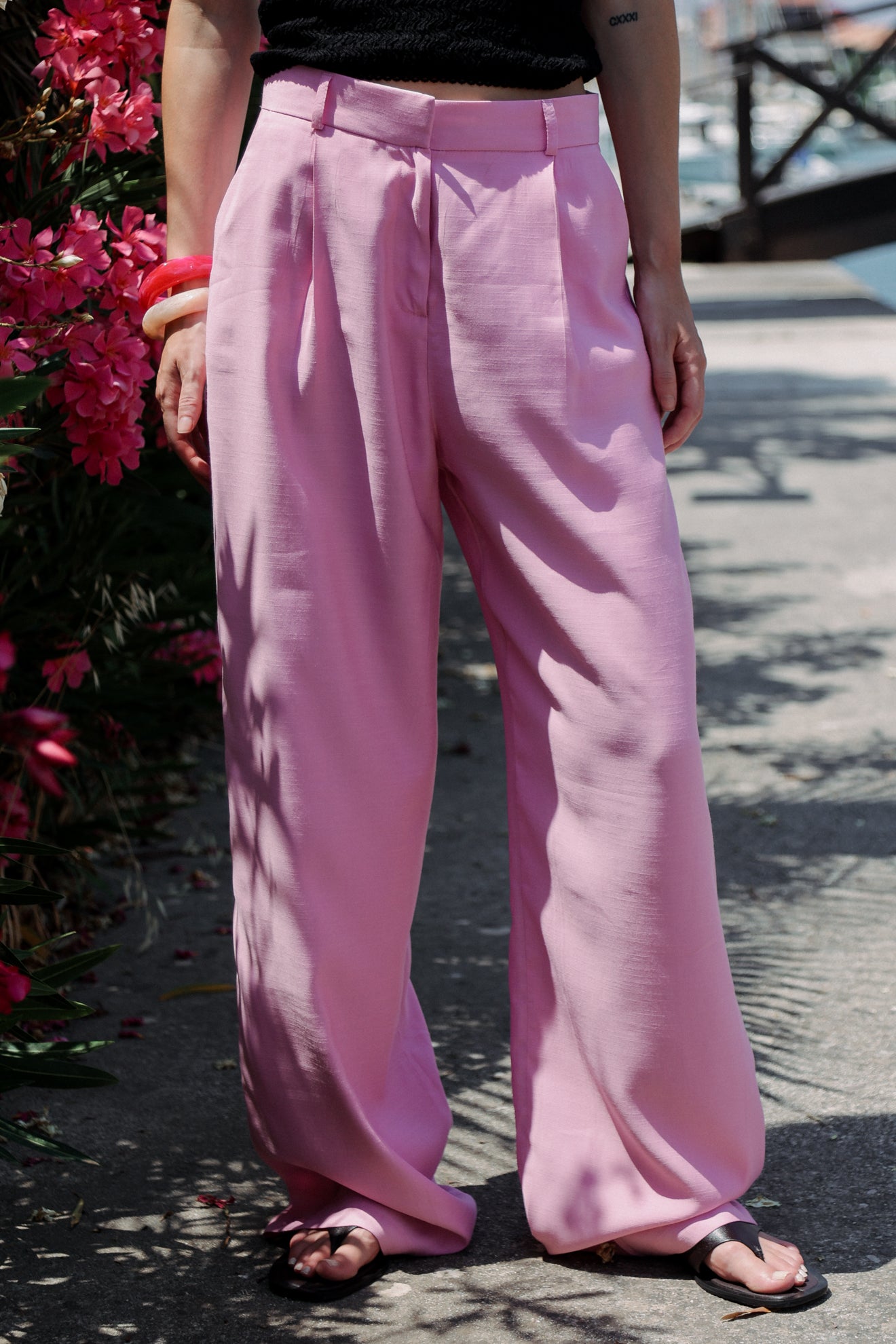 Παντελόνι με φαρδύ μπατζάκι και πιέτες