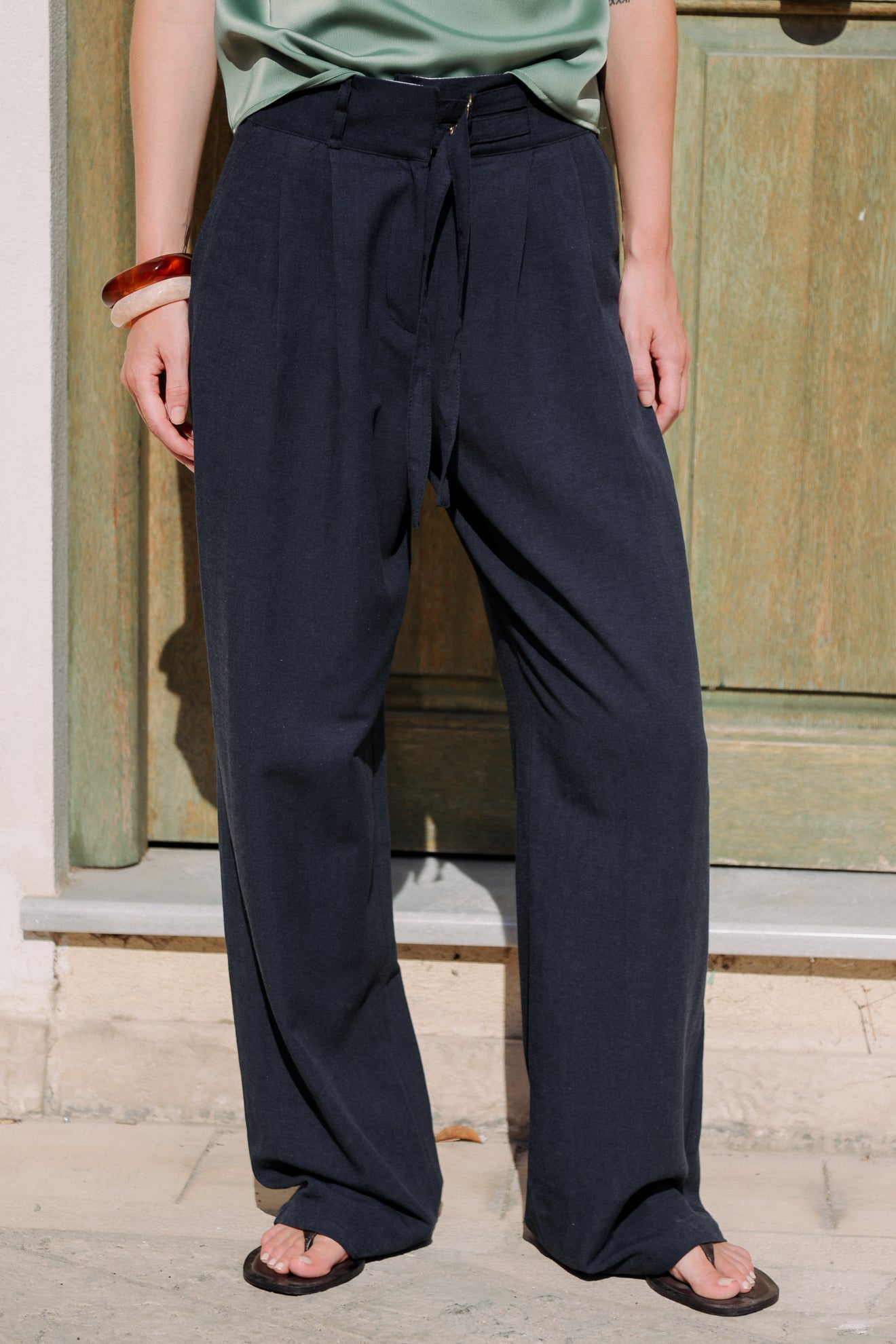 Παντελόνι με φαρδύ μπατζάκι και πιέτες