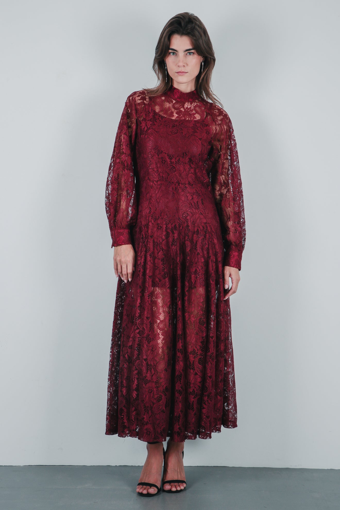 Μακρύ φόρεμα από δαντέλα