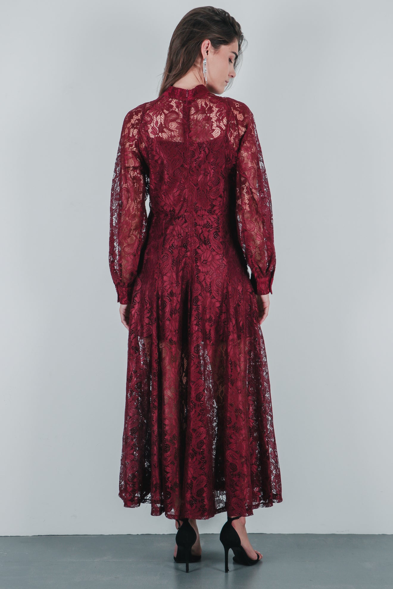 Μακρύ φόρεμα από δαντέλα