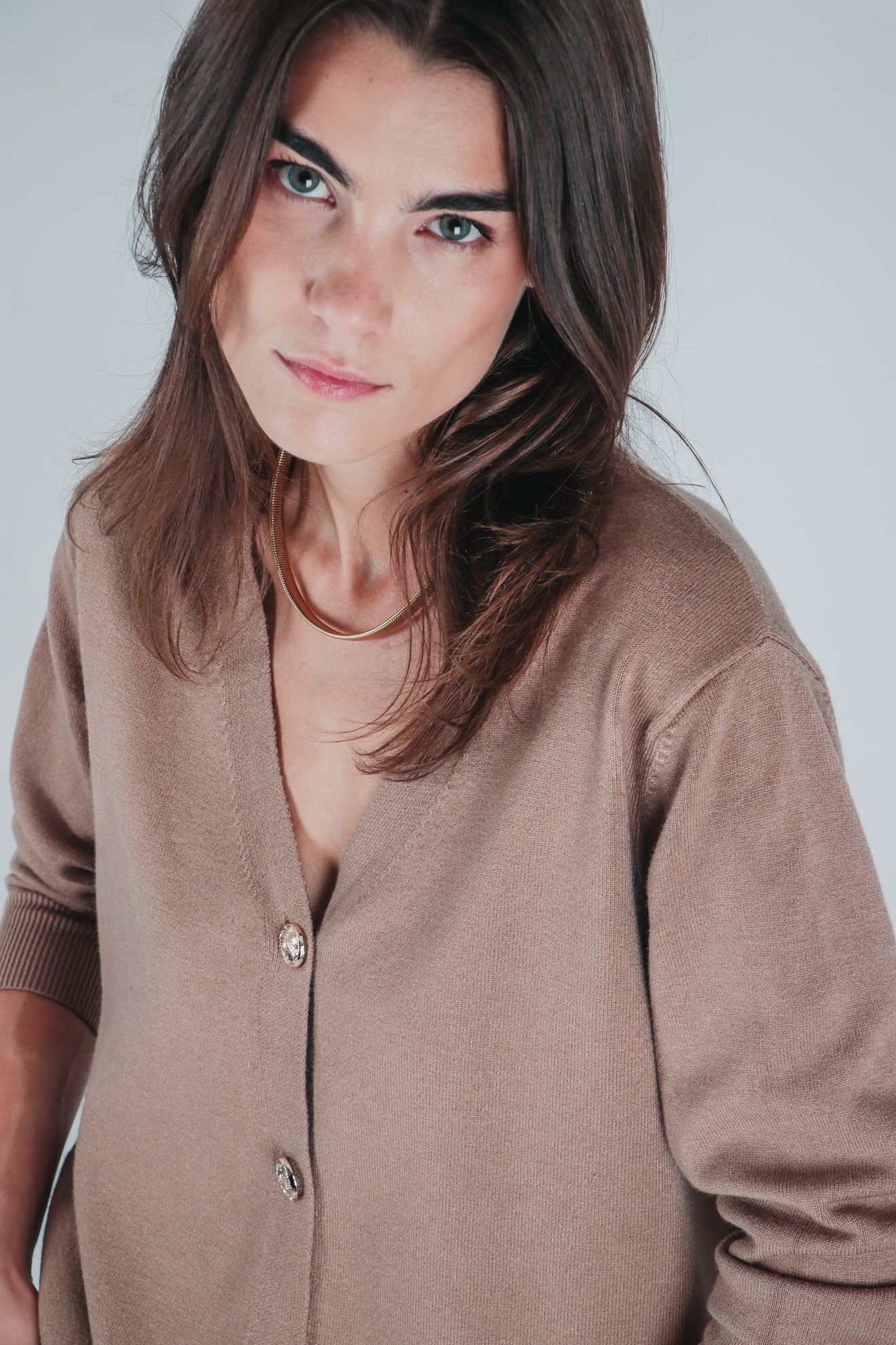 Πλεκτή ζακέτα με χρυσαφί κουμπιά