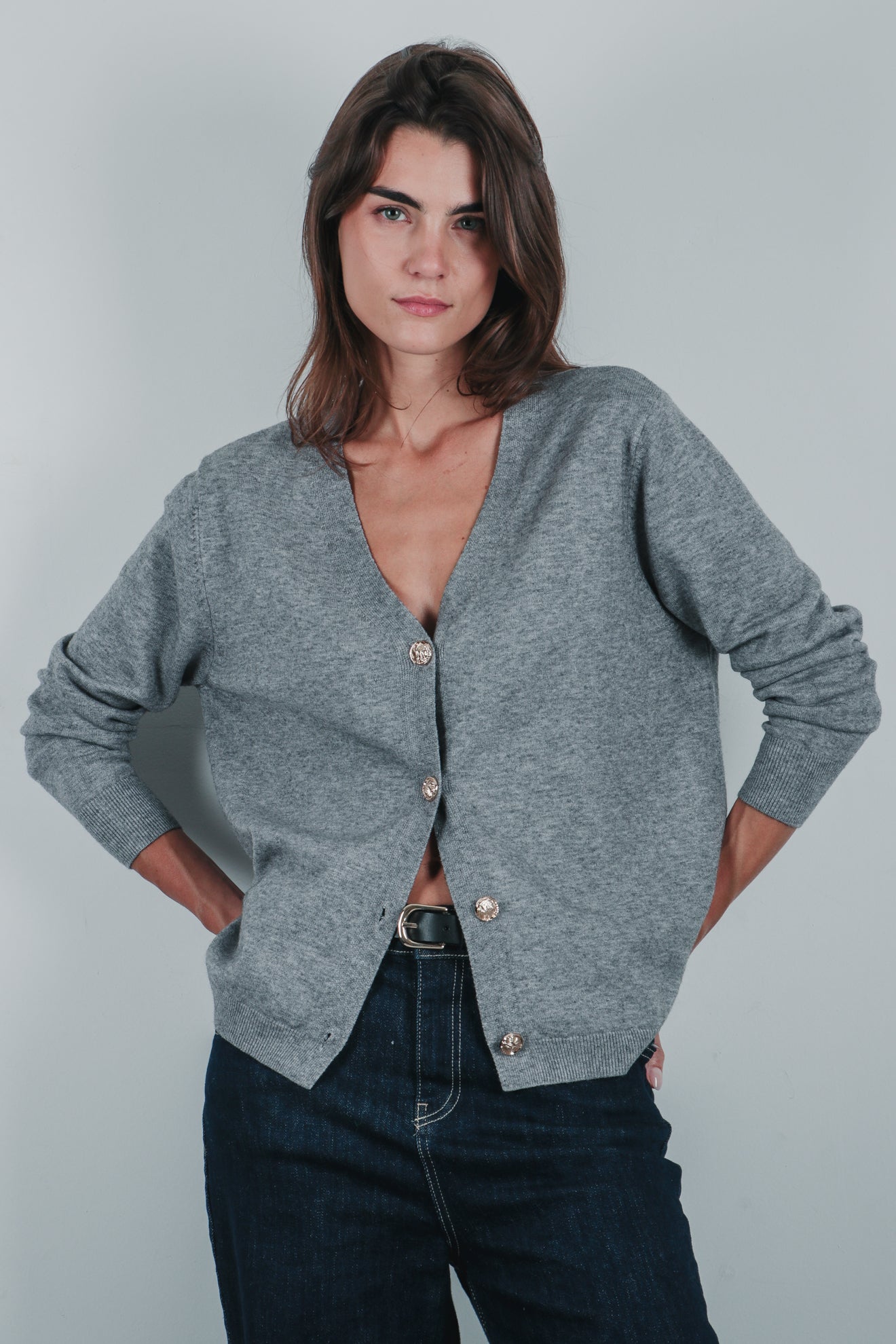 Πλεκτή ζακέτα με χρυσαφί κουμπιά