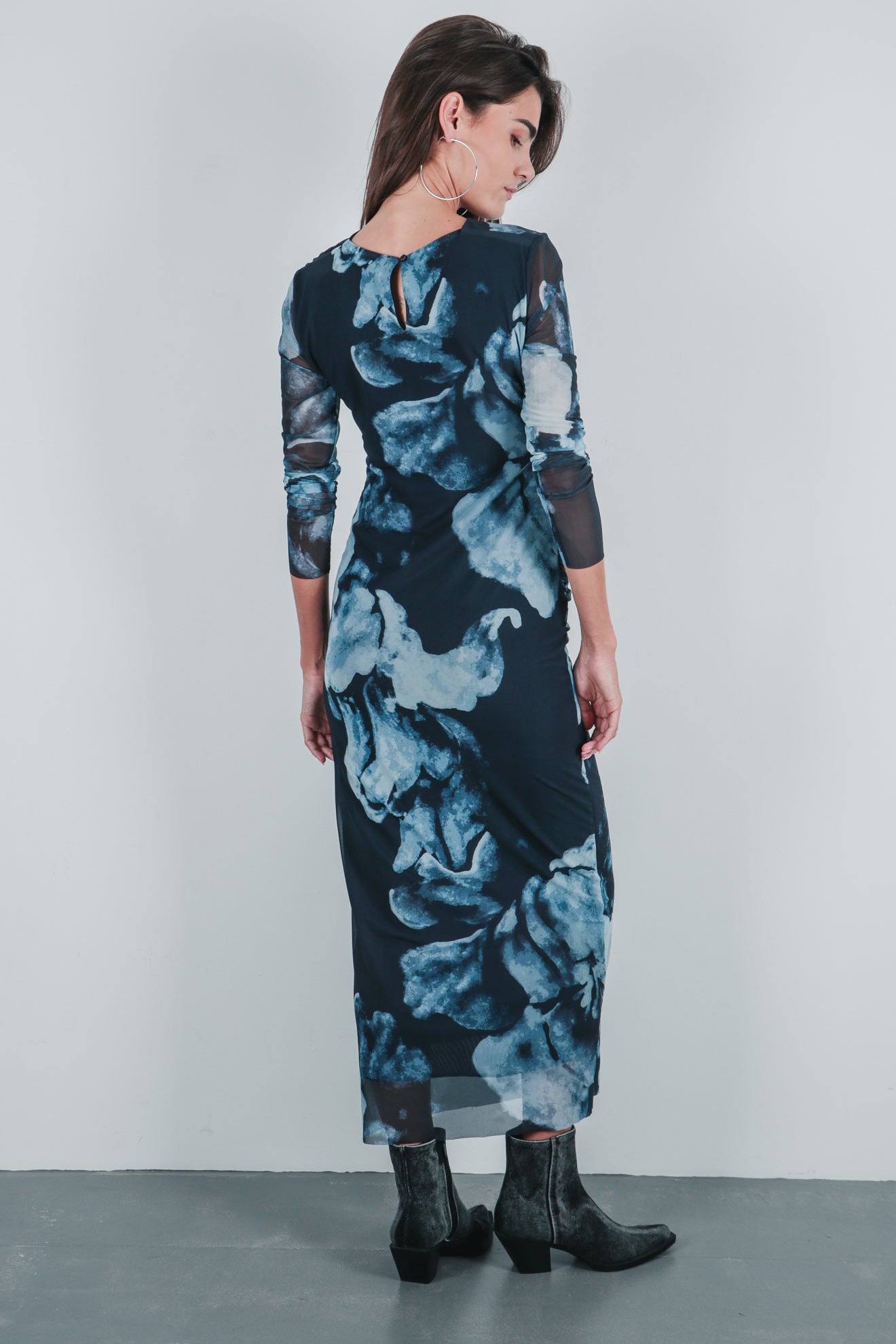 Εφαρμοστό μίντι φόρεμα από τούλι