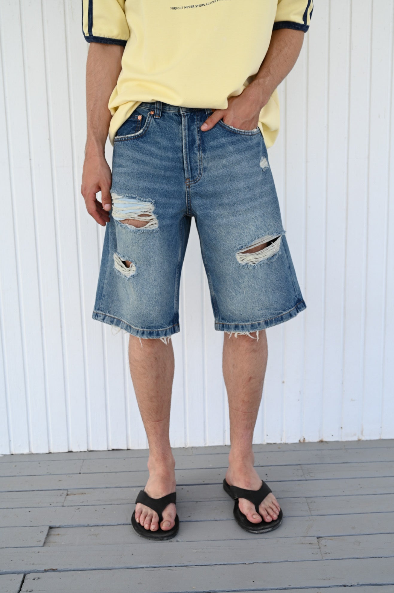 Τζιν βερμούδα relaxed fit με σκισίματα