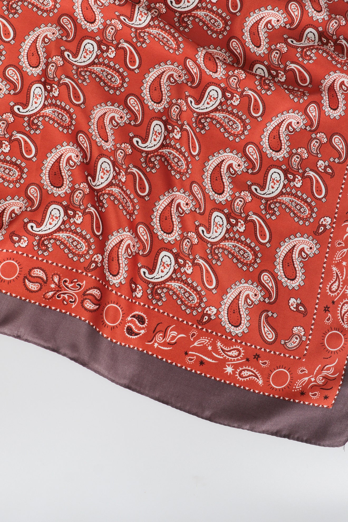 Σατέν μαντήλι με λαχούρια