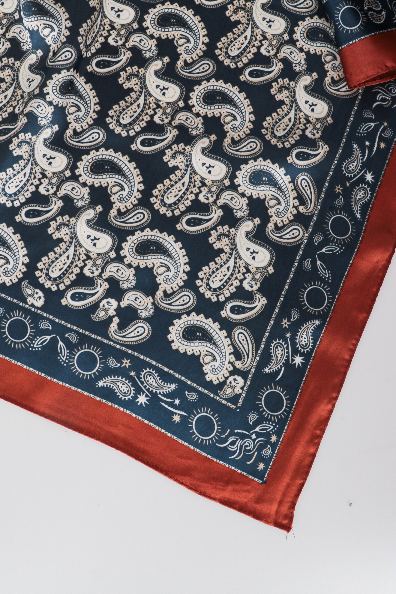 Σατέν μαντήλι με λαχούρια