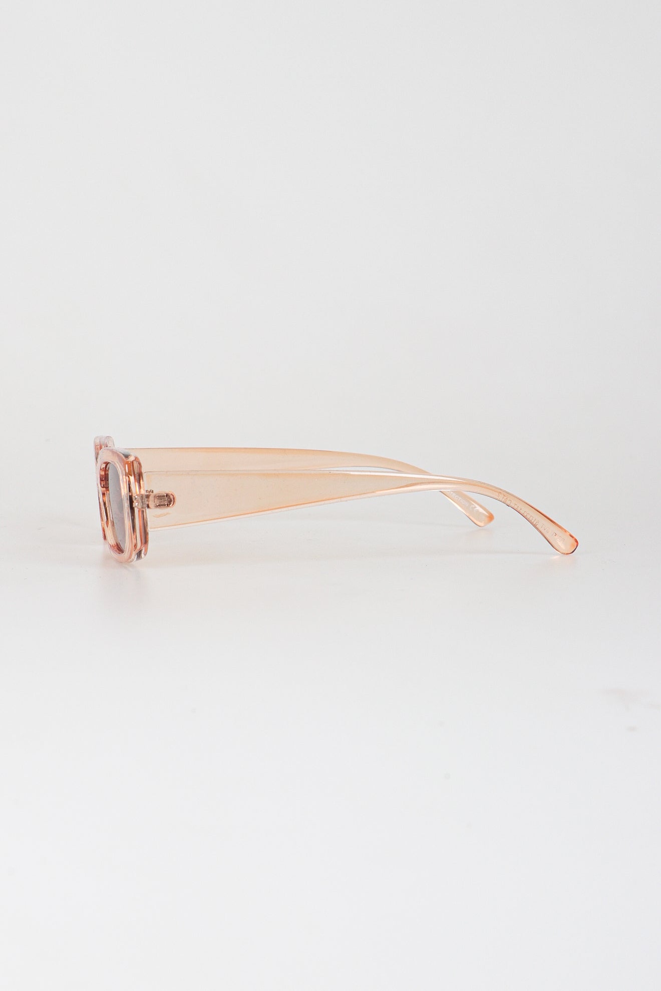 Γυαλιά ηλίου με οβάλ σκελετό