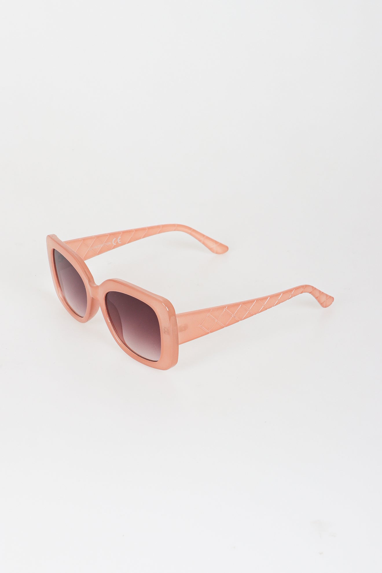 Γυαλιά ηλίου με τετραγωνισμένο σκελετό