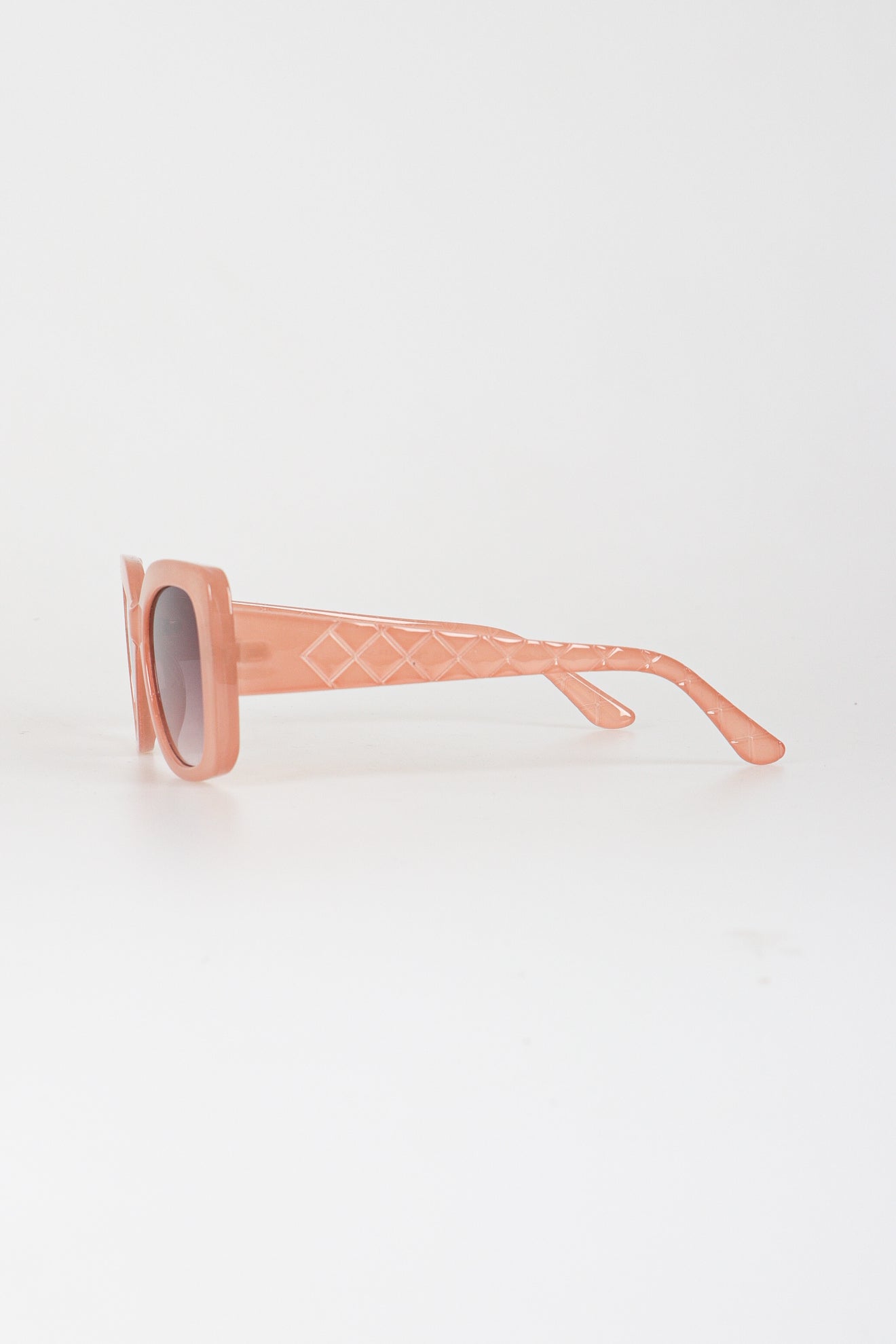 Γυαλιά ηλίου με τετραγωνισμένο σκελετό