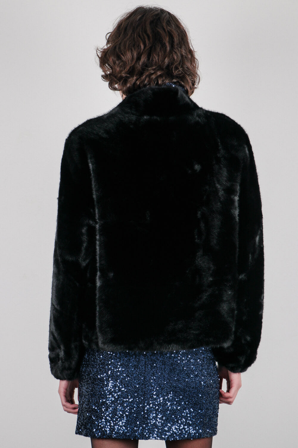 Κοντό παλτό με εφέ γούνας