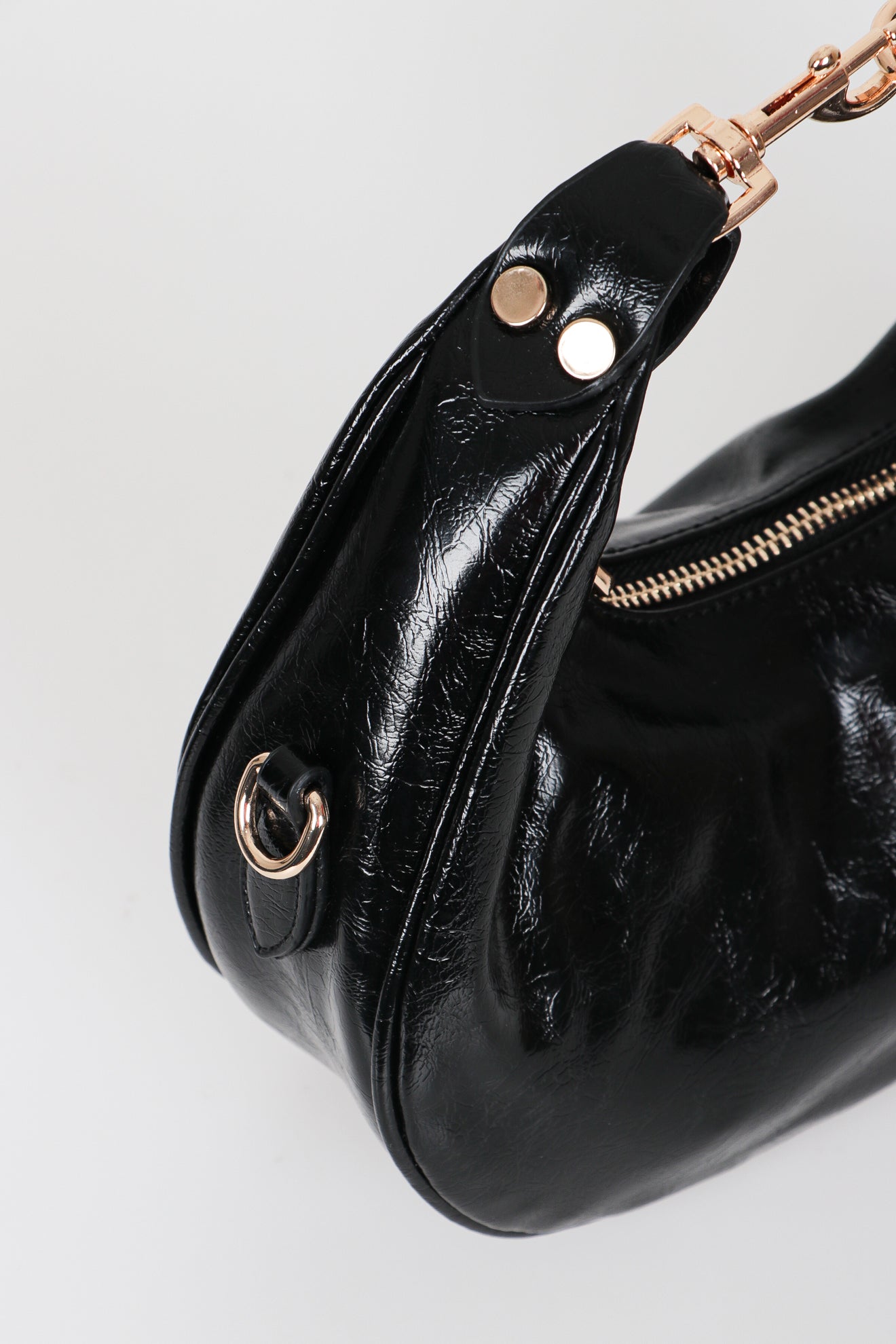 Οβάλ τσάντα χειρός με μεταλλική λαβή