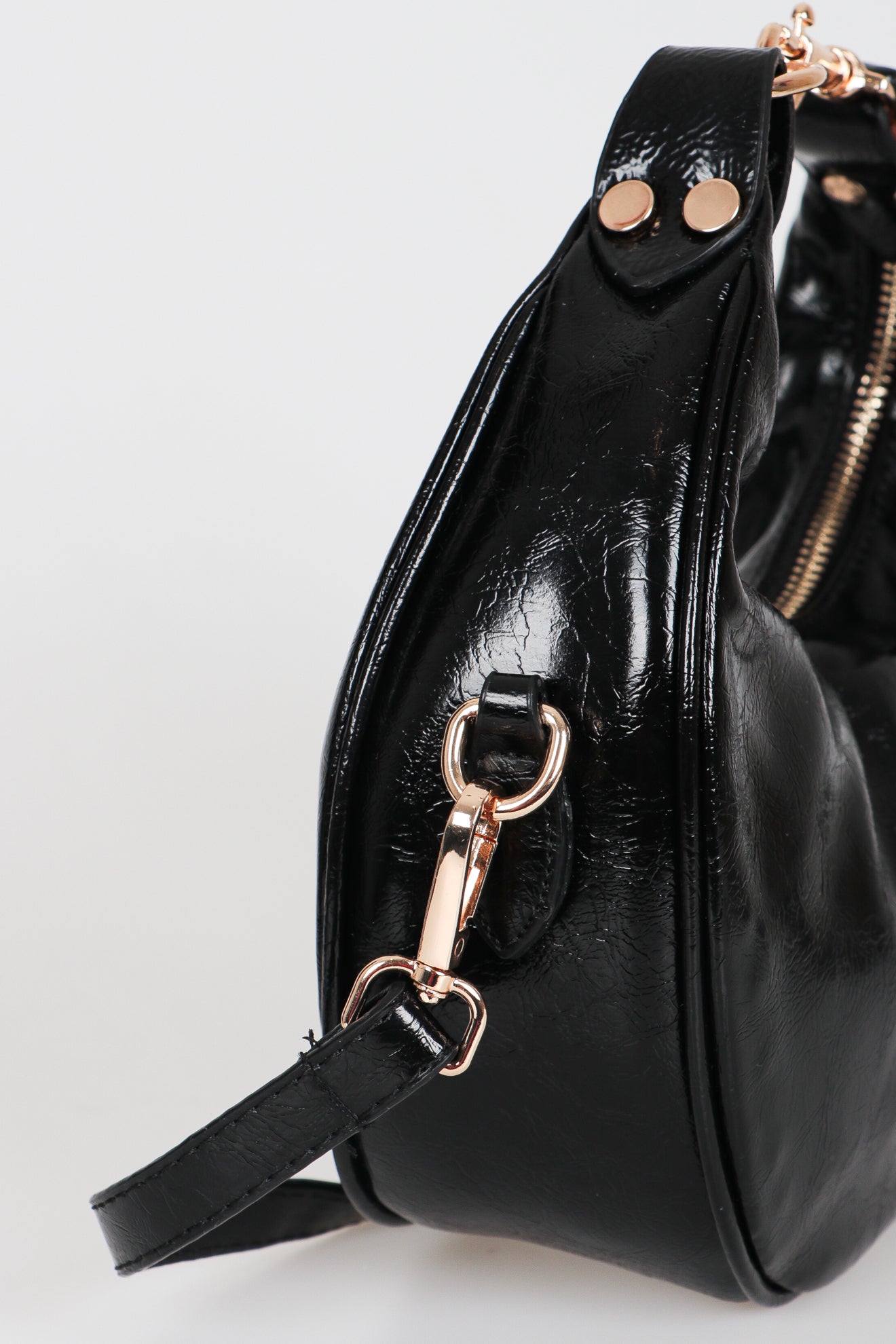 Οβάλ τσάντα χειρός με μεταλλική λαβή