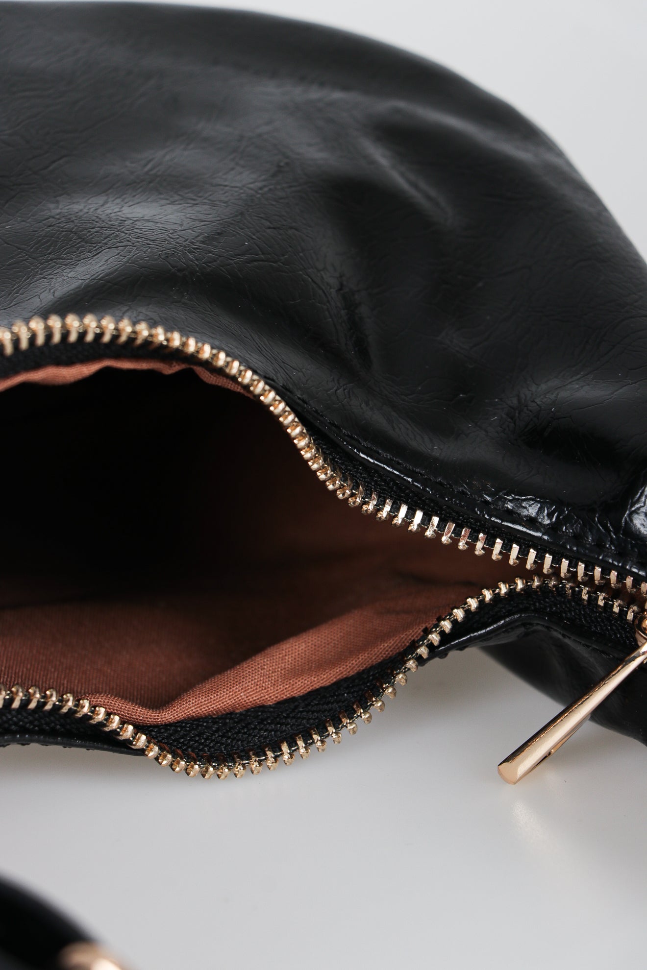 Οβάλ τσάντα χειρός με μεταλλική λαβή