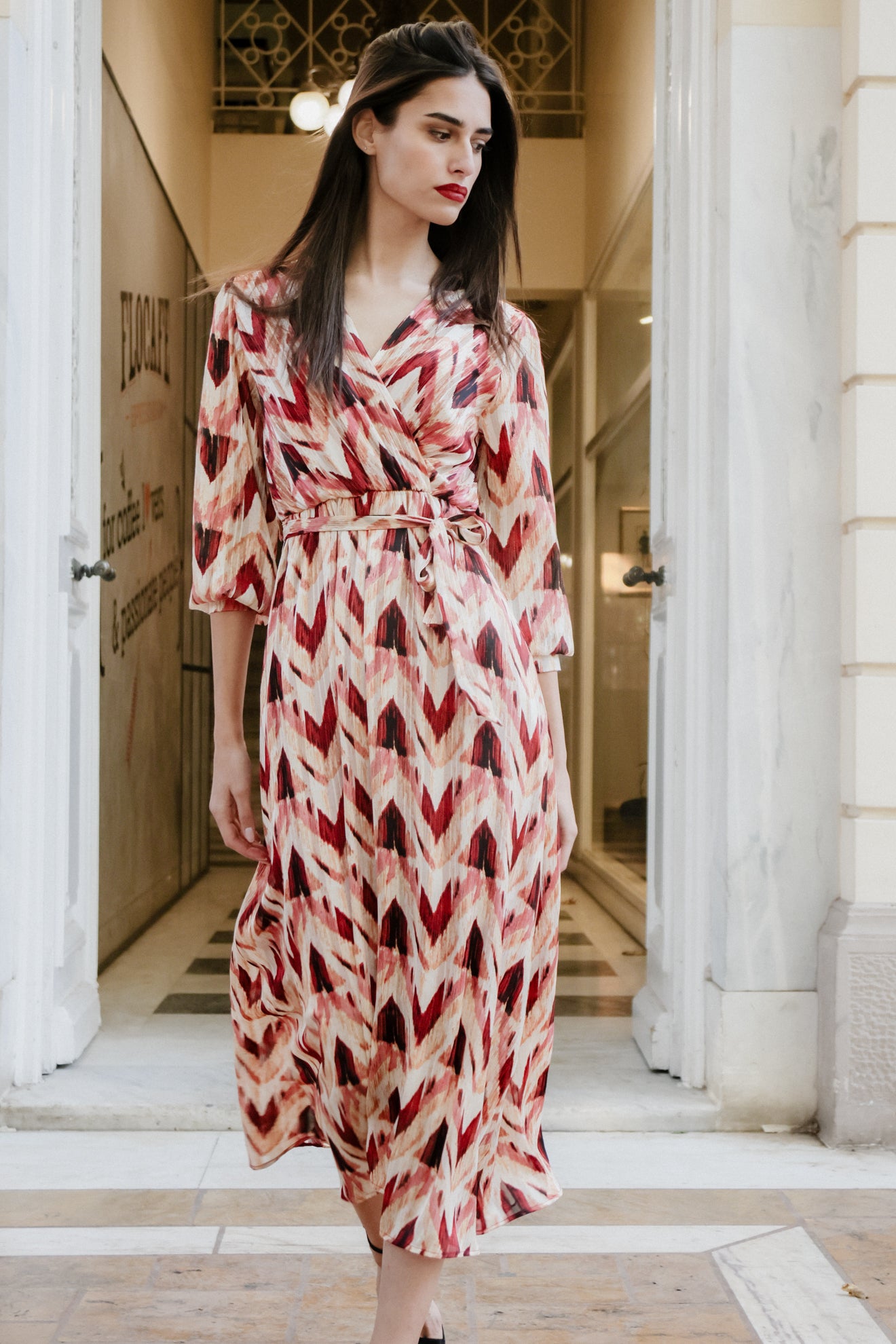 Εμπριμέ μίντι φόρεμα